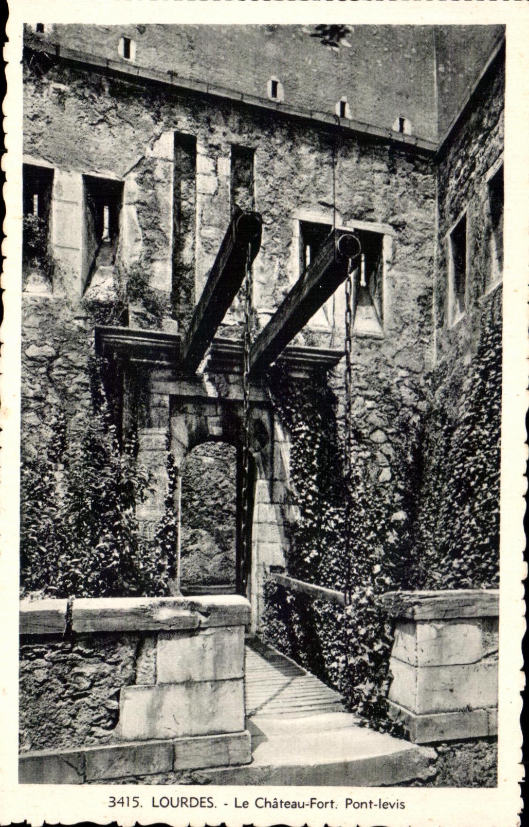 CPA Lourdes Le Chateau Fort Pont levis