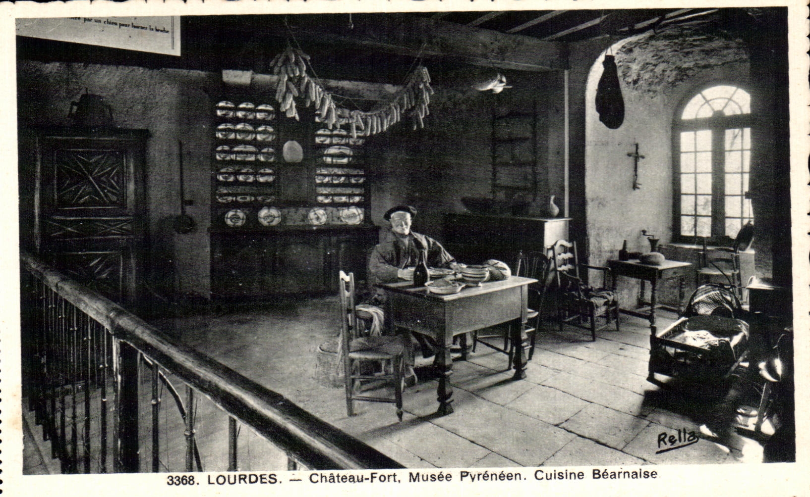 CPA Lourdes Le Chateau Fort Musee Pyreneen Cuisine Bearnaise