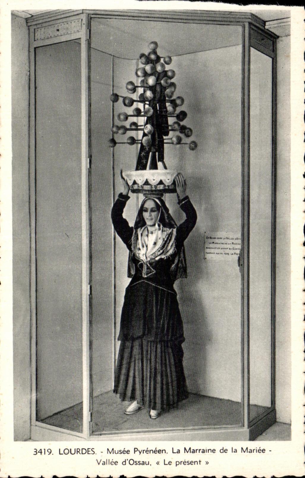 CPA Lourdes Pyrenean Museum the Godmother of the Married Valley Ossau Present