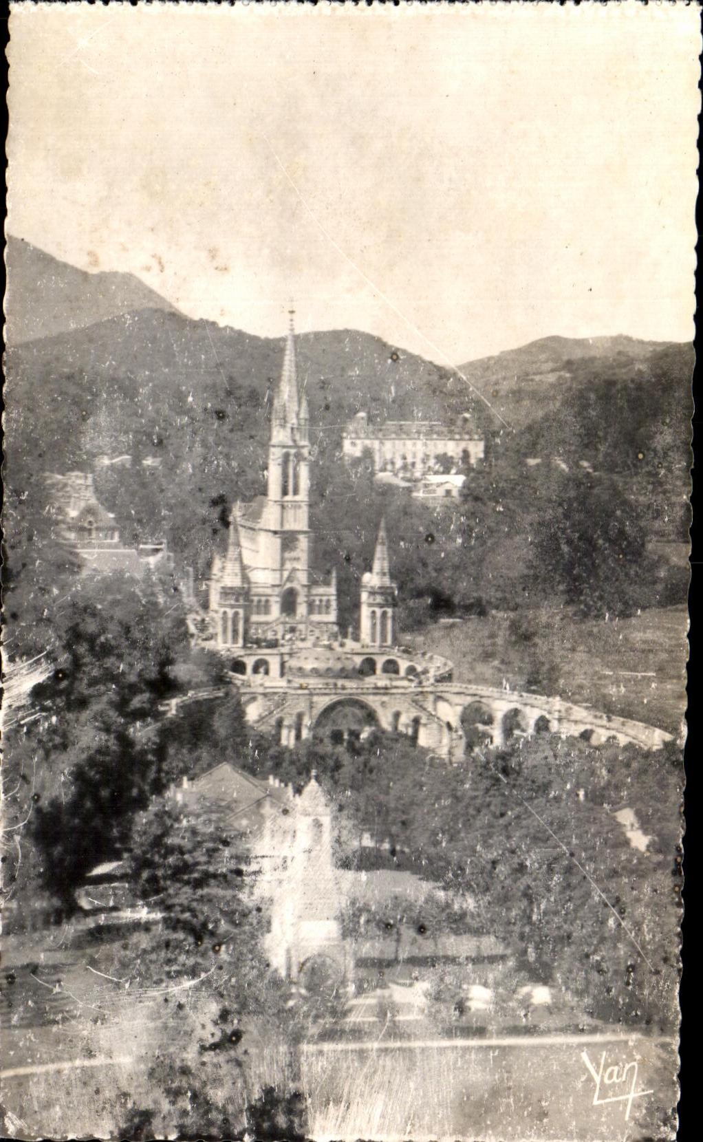 CPA Lourdes La Basilique vue de Chateau Fort 
