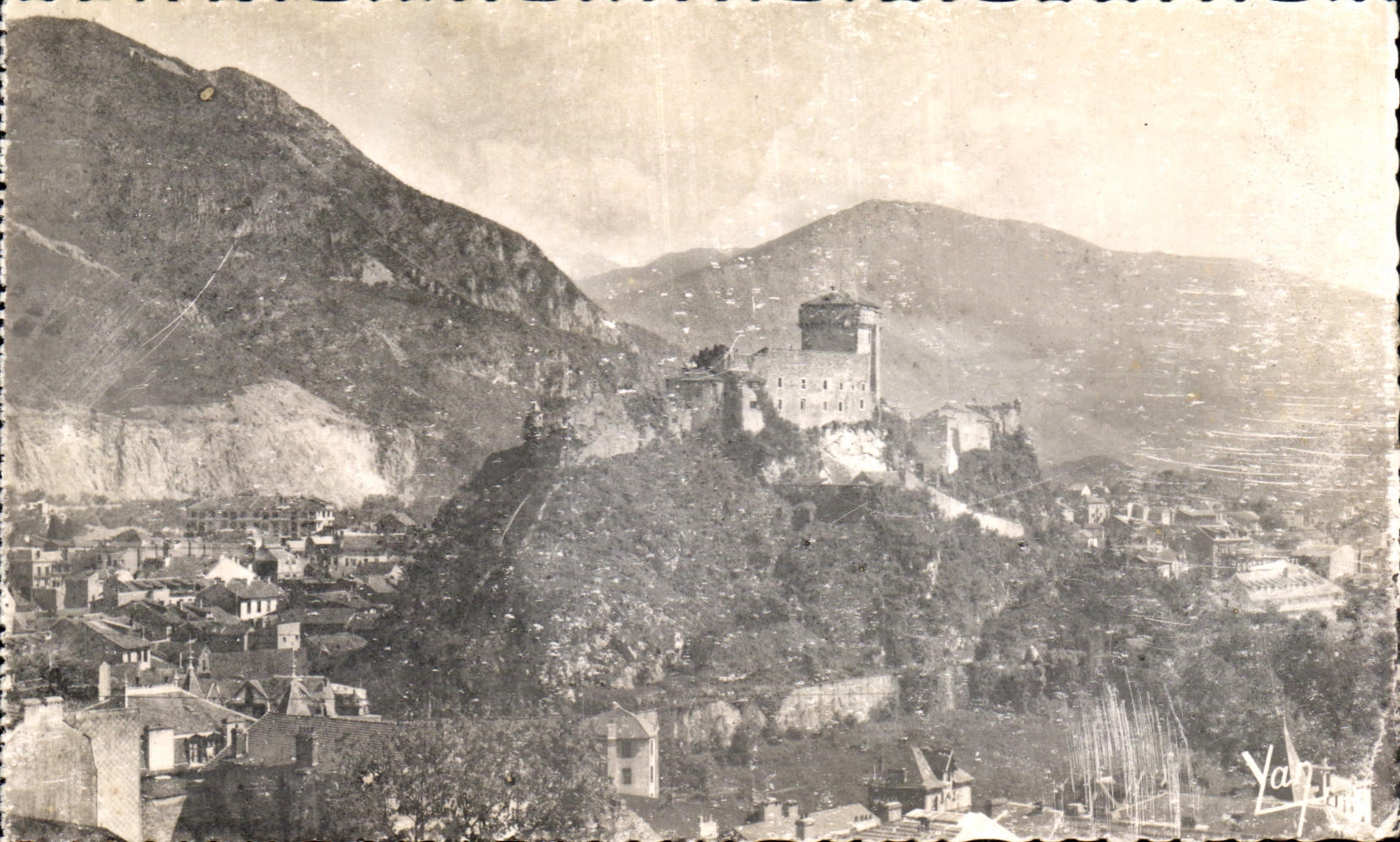 CPA Lourdes Le Chateau Fort et les Monlagnes