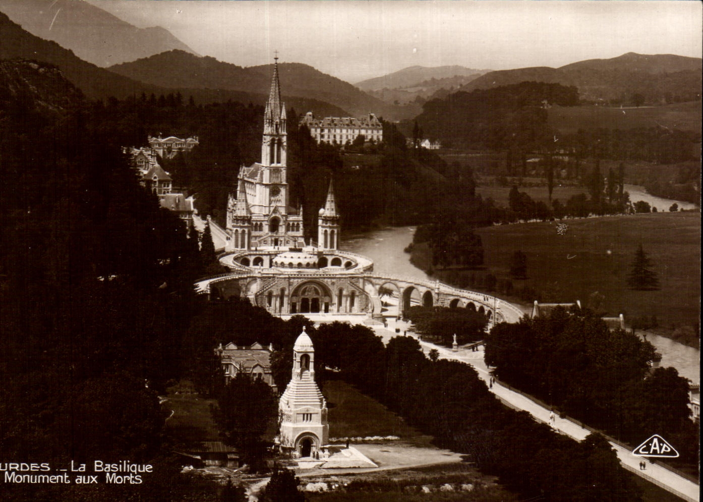 CPA Lourdes La basilique Monument aux Morts