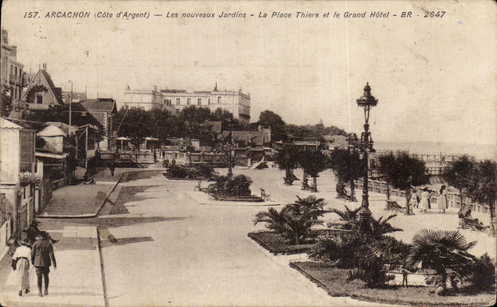 CPA Arcachon Les Nouveaux Jardins La Place Thiers et lae grand Hotel