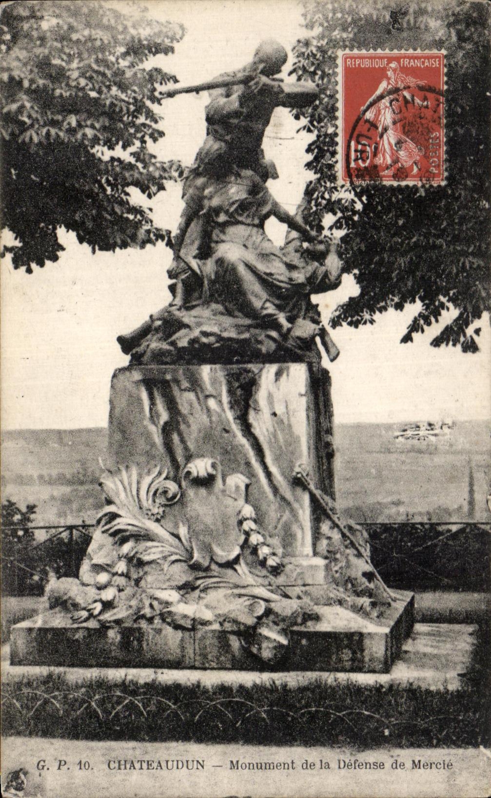 CPA Chateaudun Monument de la Defense de Mercie Militaria