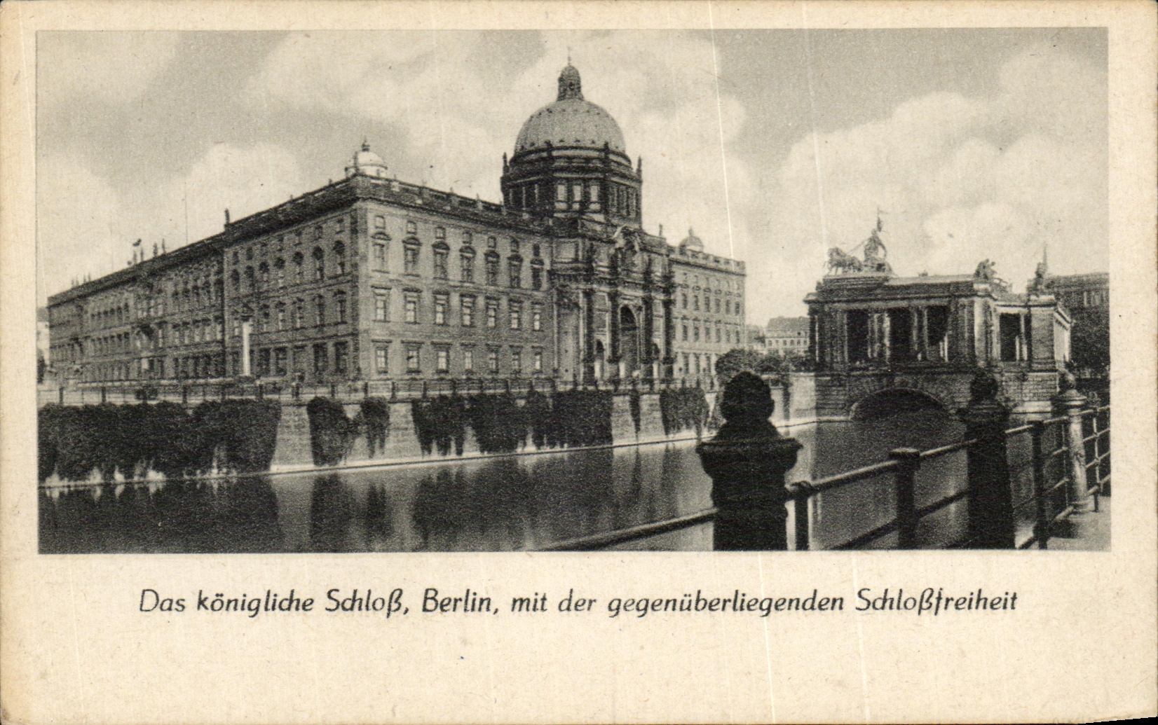 CPA Das Konigliche Schlob Berlin mit gegenuberliegenden Schlobtreiheit