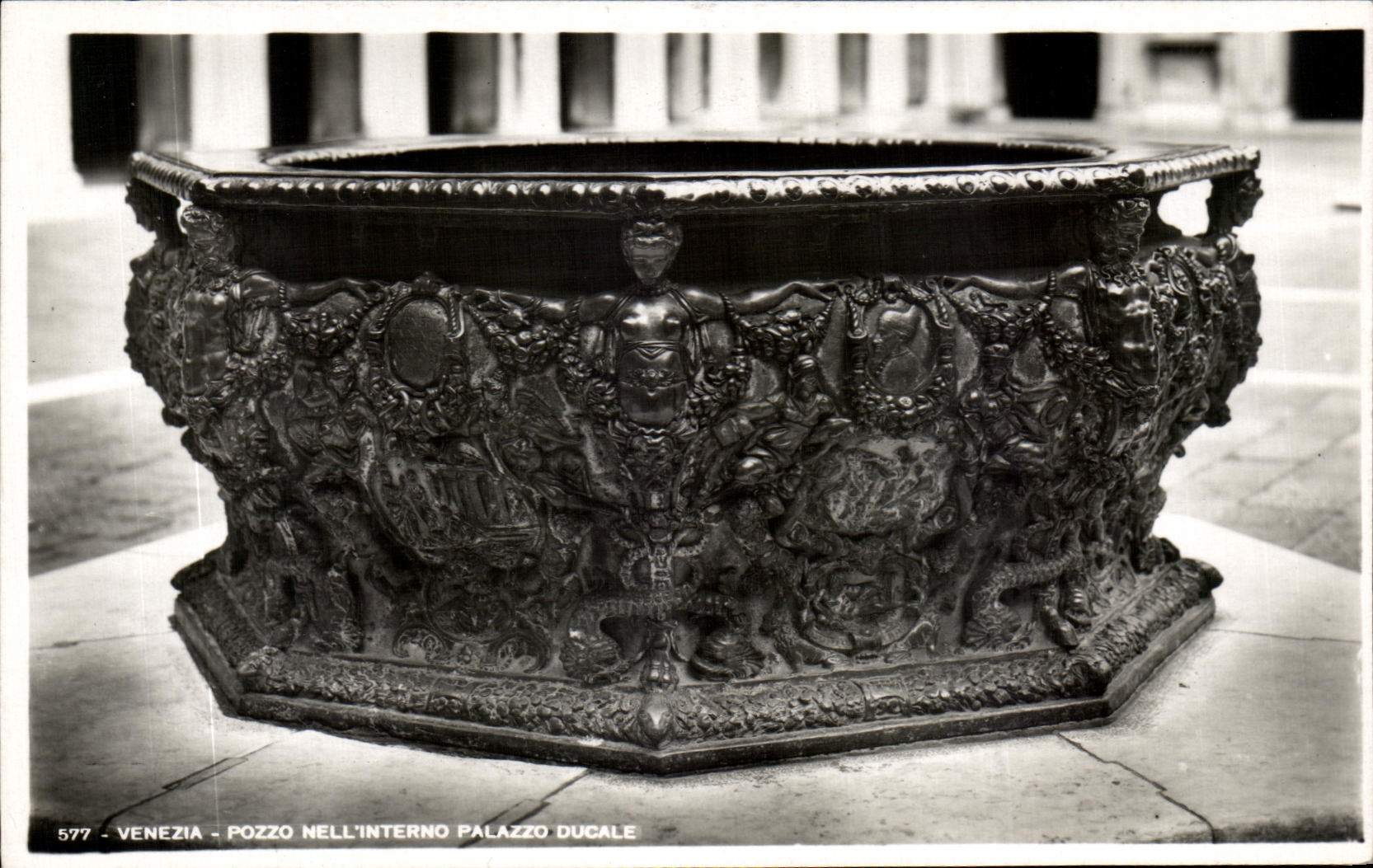 Ducal CPA Venezia Pozzo Nell Internd Palazzo