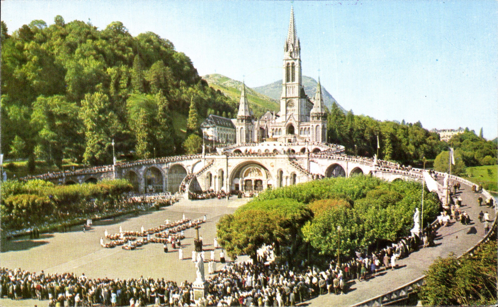 CPA Lourdes Les Malades assistant au Chemin de Croix The sick and the Cross Way