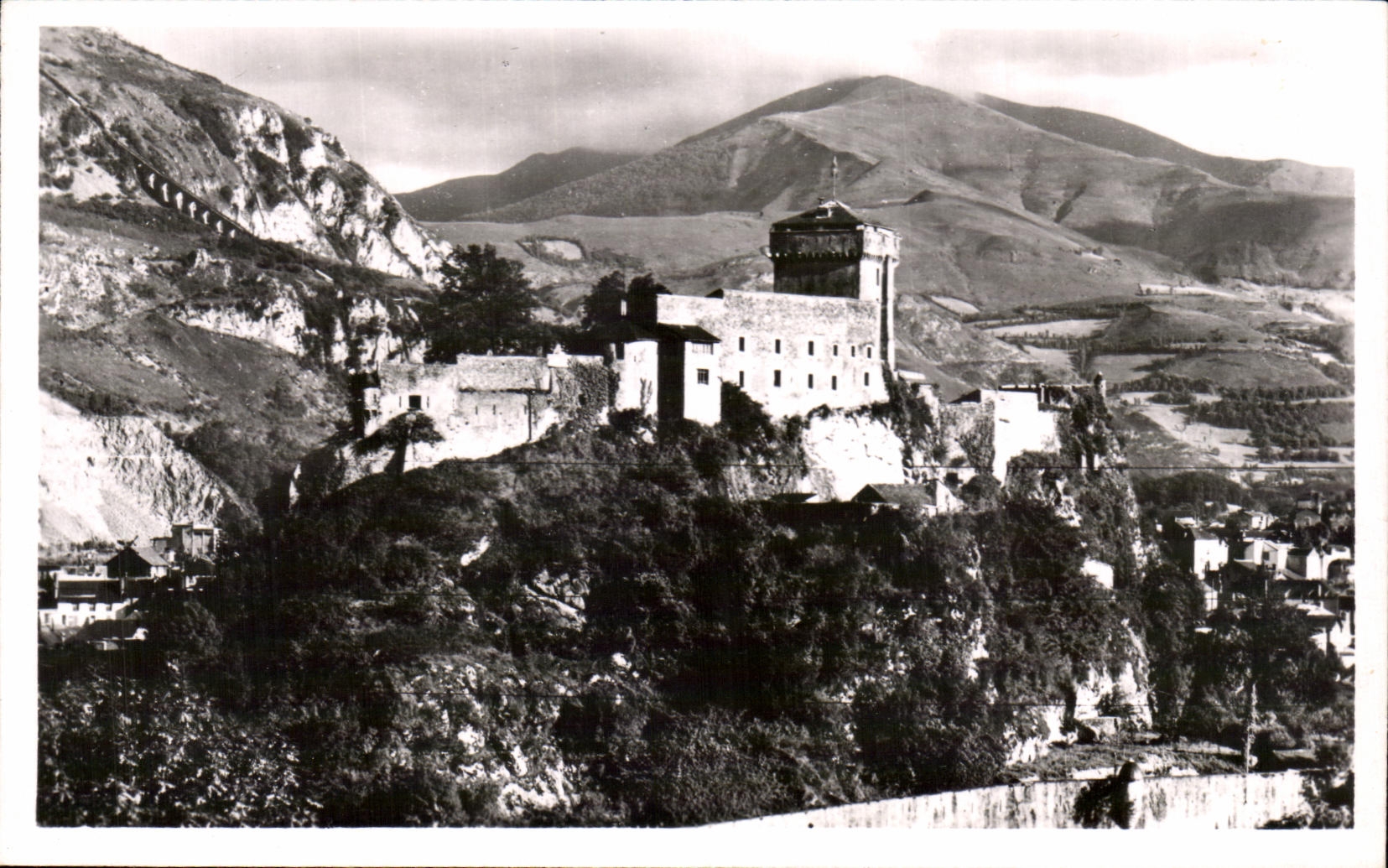 CPA Lourdes the Castle Fort and the Top ndu Peak of Jer