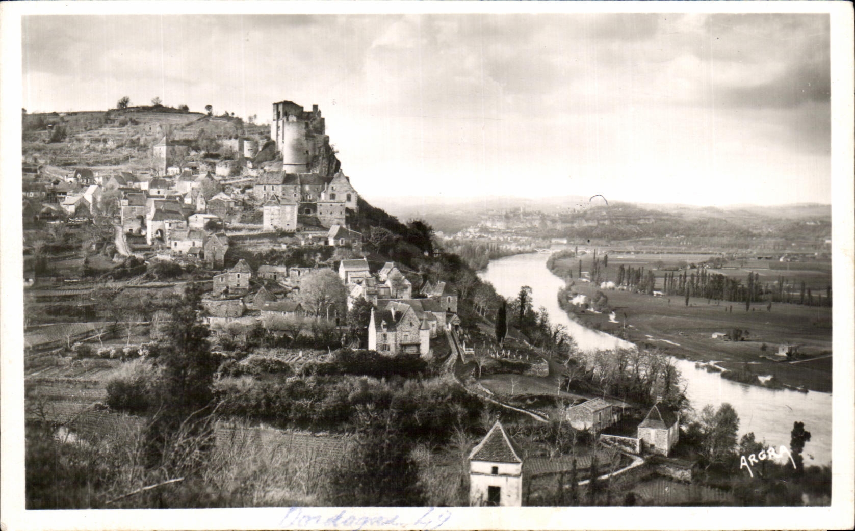 CPA Chateau feodal de castelnaud au fond beynac et son chateau