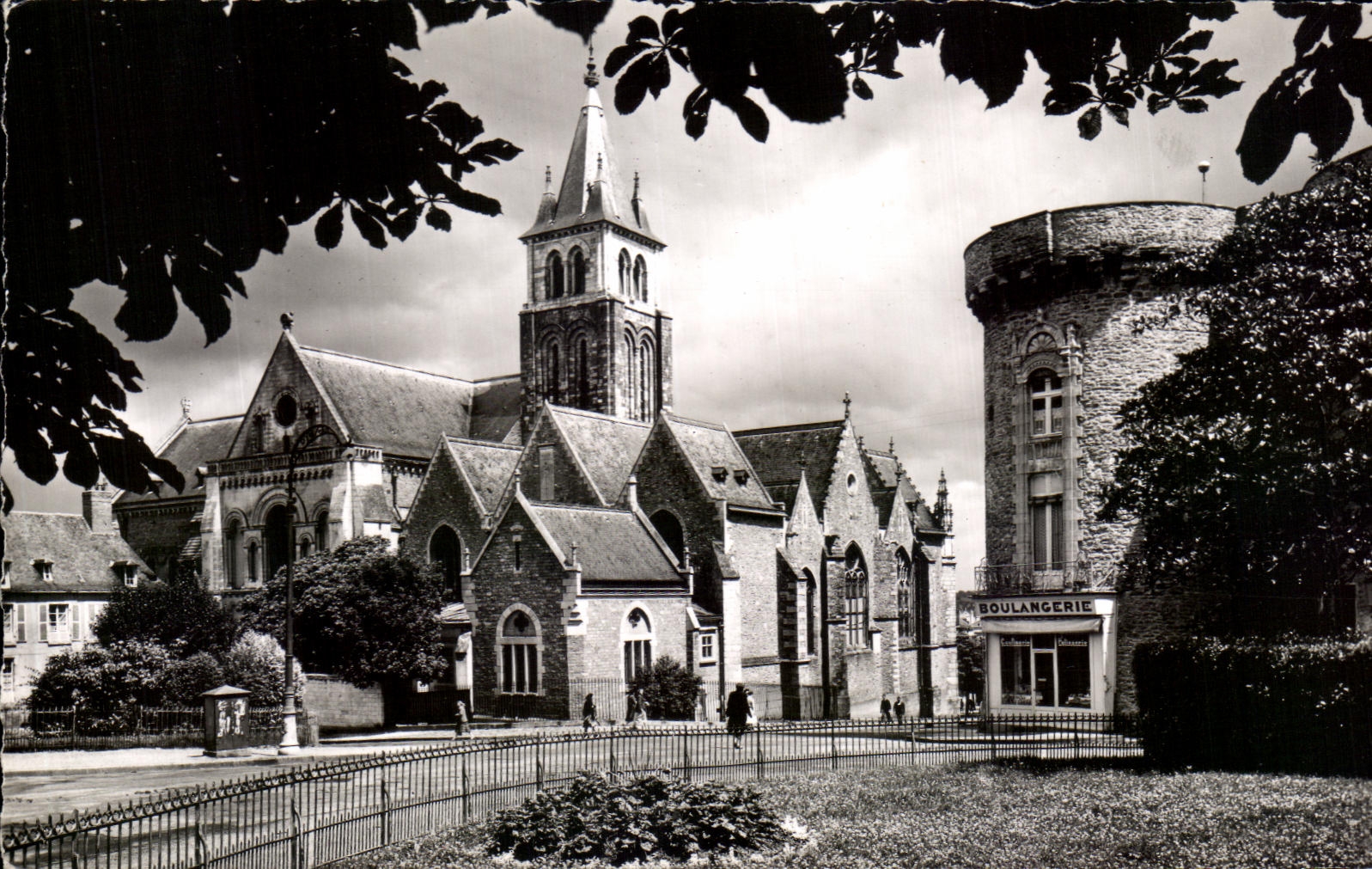 CPA Laval (Mayenne) la catedral y los beucheress de la puerta
