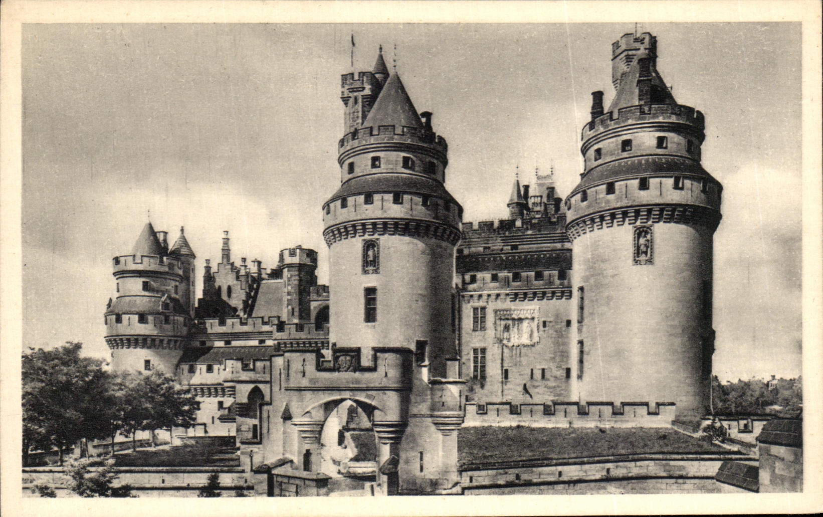 CPA Chateau De Pierrefonds Tours Jules Cesar et Charlemagne