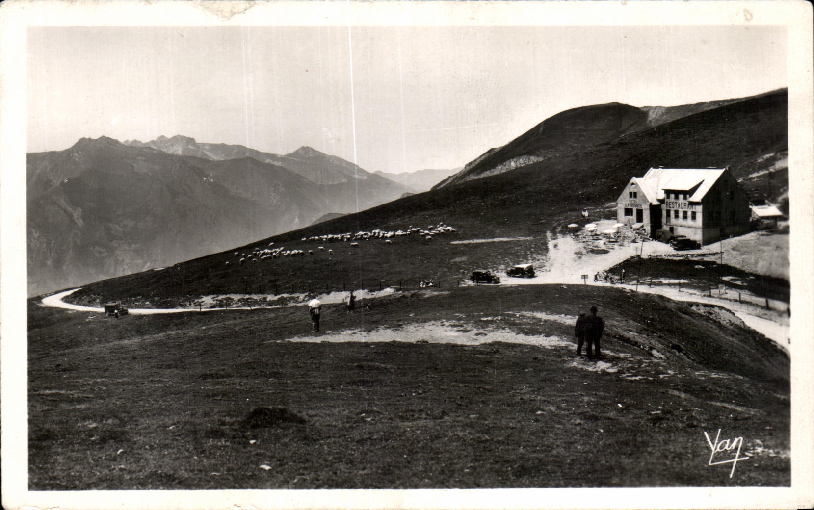 CPA Les Pyrenees Le Col d'Aubisque Et l'Hotellerie