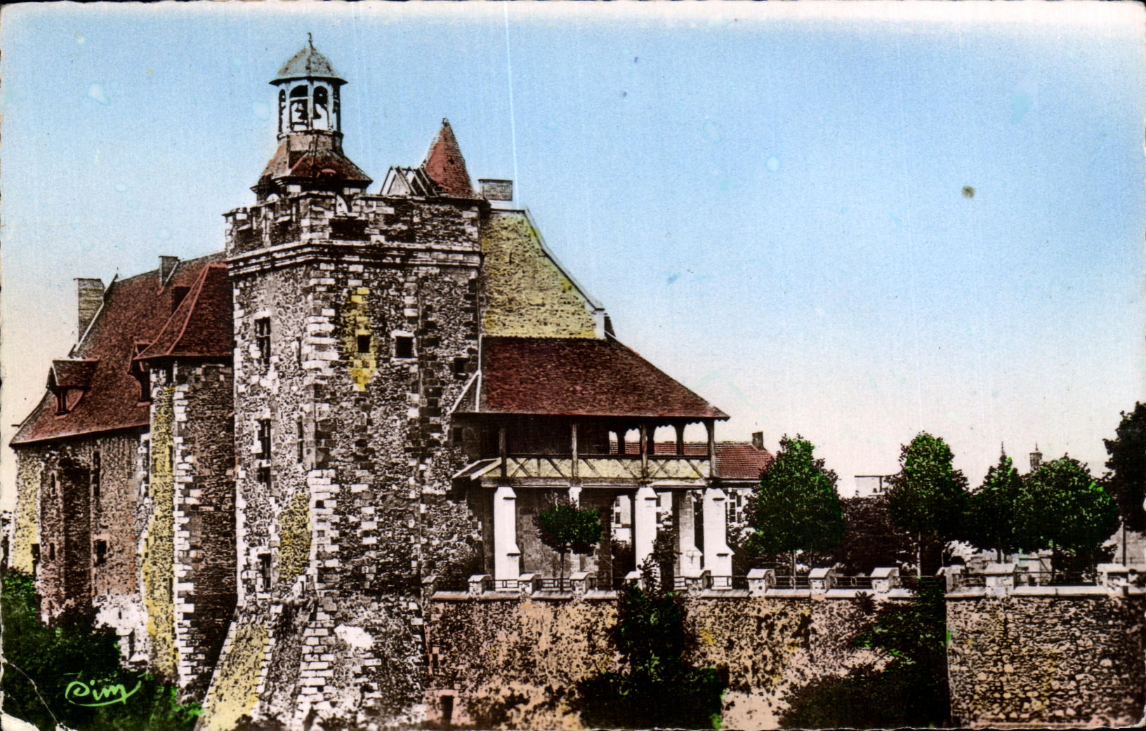 CPA Montlucon Le vieux Chateau Des Bourbons Et Son Esplanade