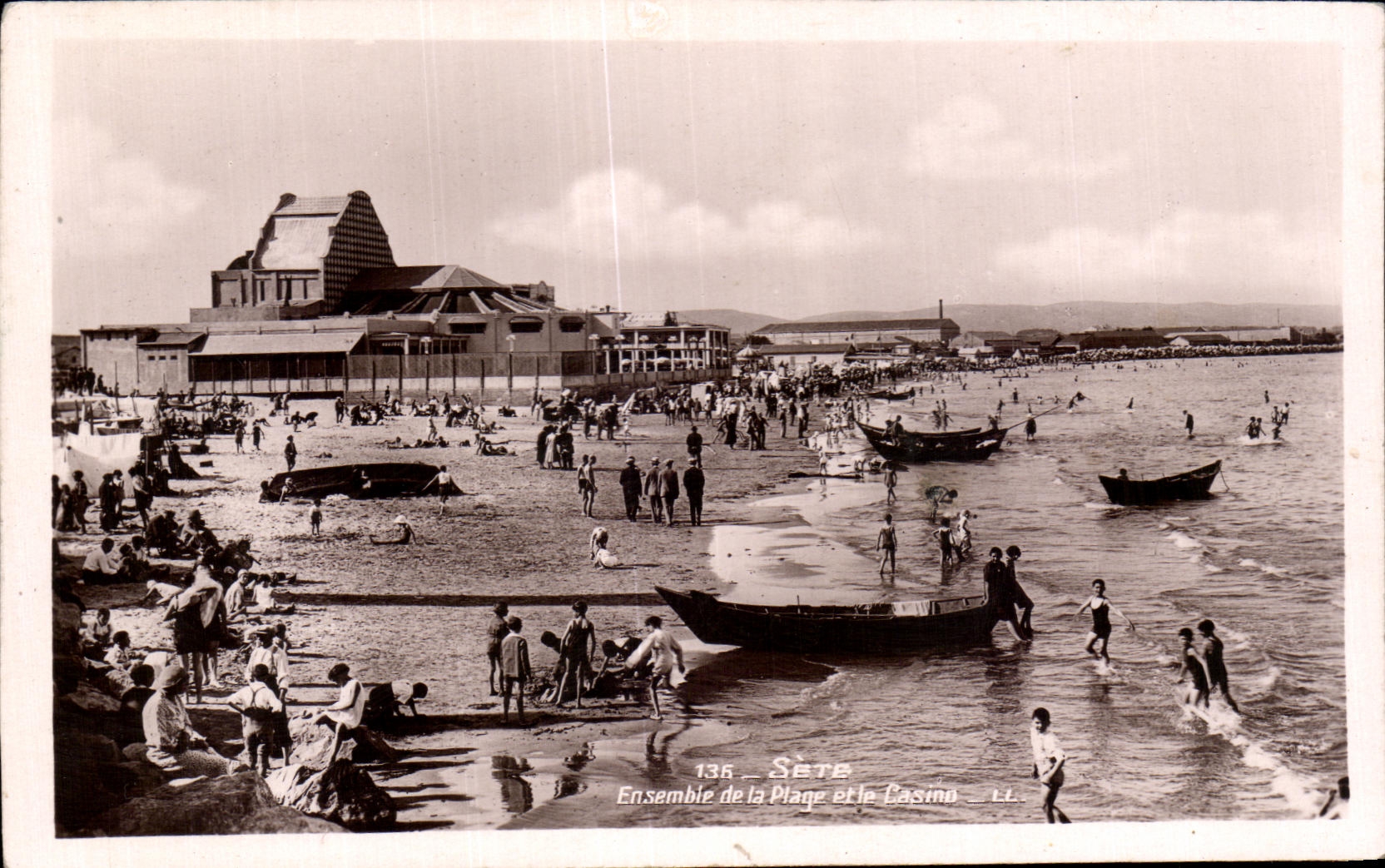 CPA Sete Ensemble De La Plage Et Le Casino