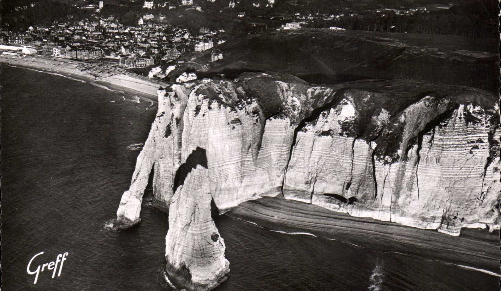 CPA En Normandie Etretat Vue Aerienne Les Falaises L'Aiguille La Porte Et Le Plage