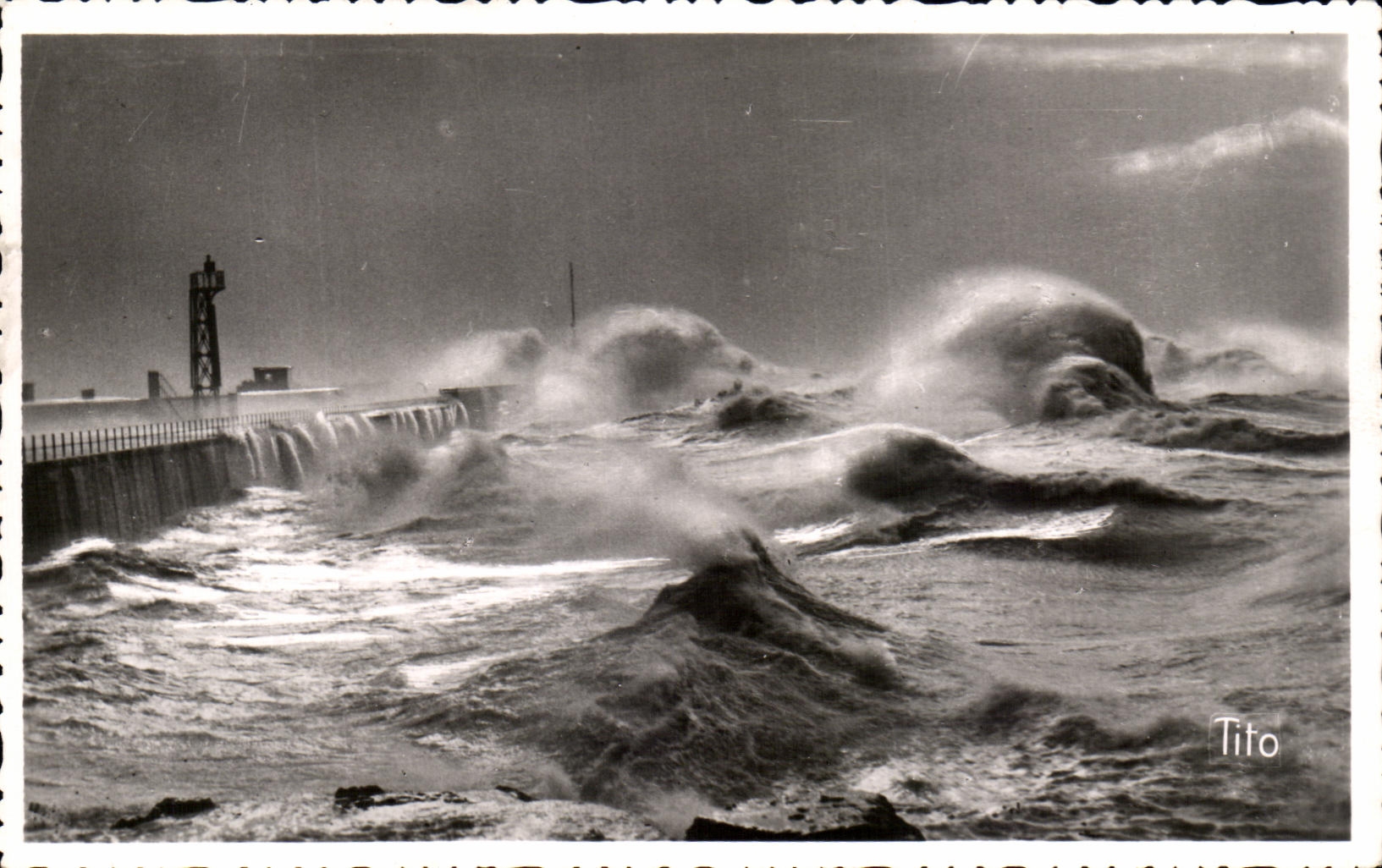 CPA Le Havre tempete A La Jetee Nord