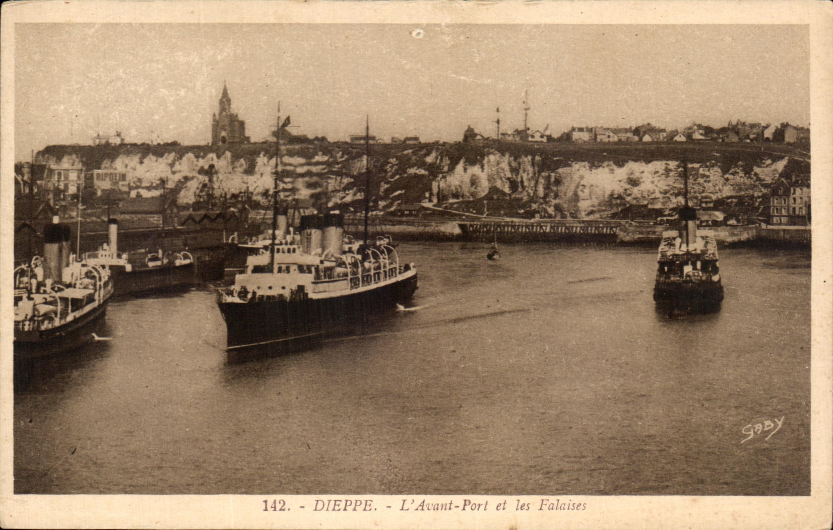 CPA Dieppe L'Avant Port Et Les Falaises Bateaux