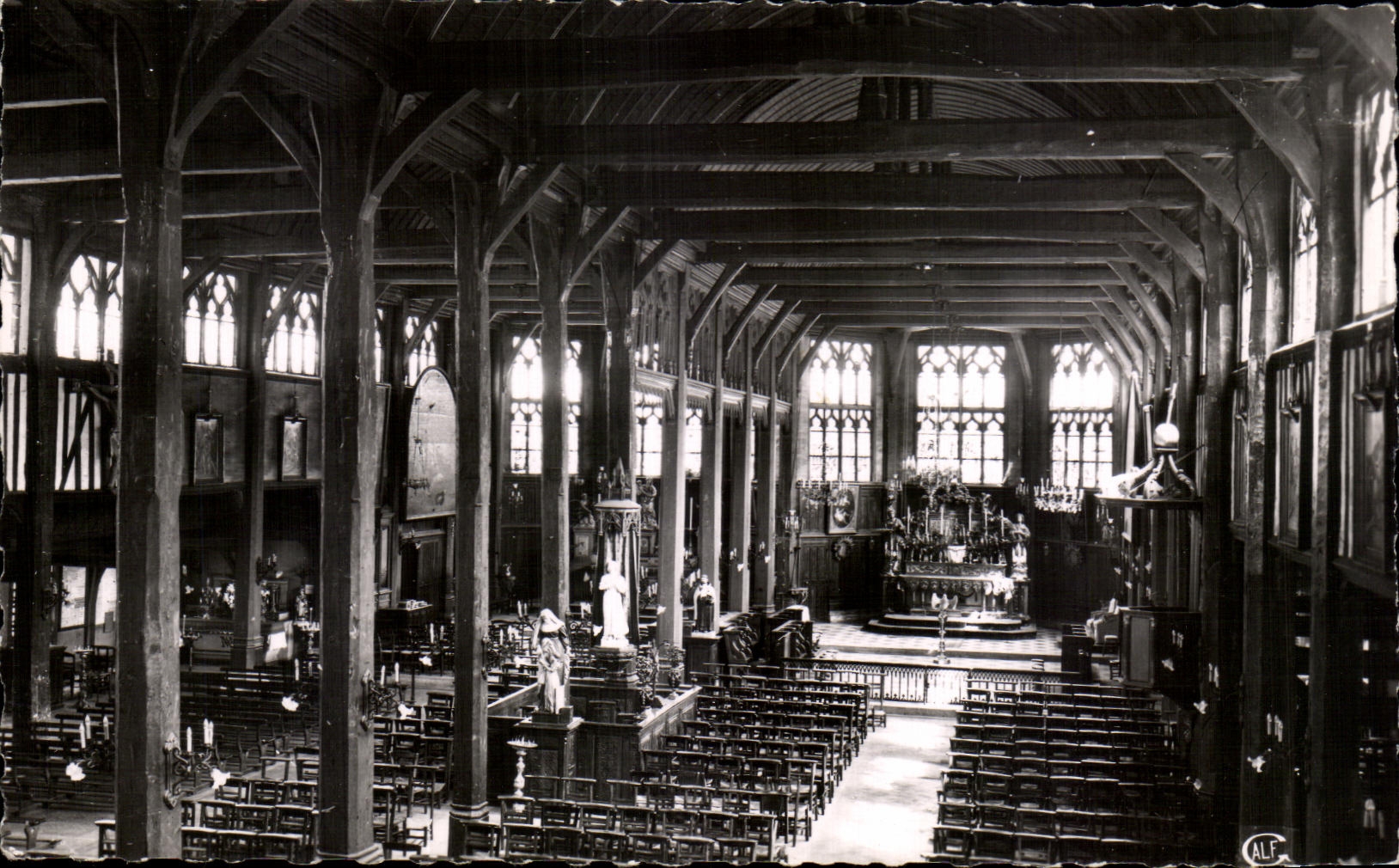 CPA Honfleur Eglise St Cathedrale La Nef