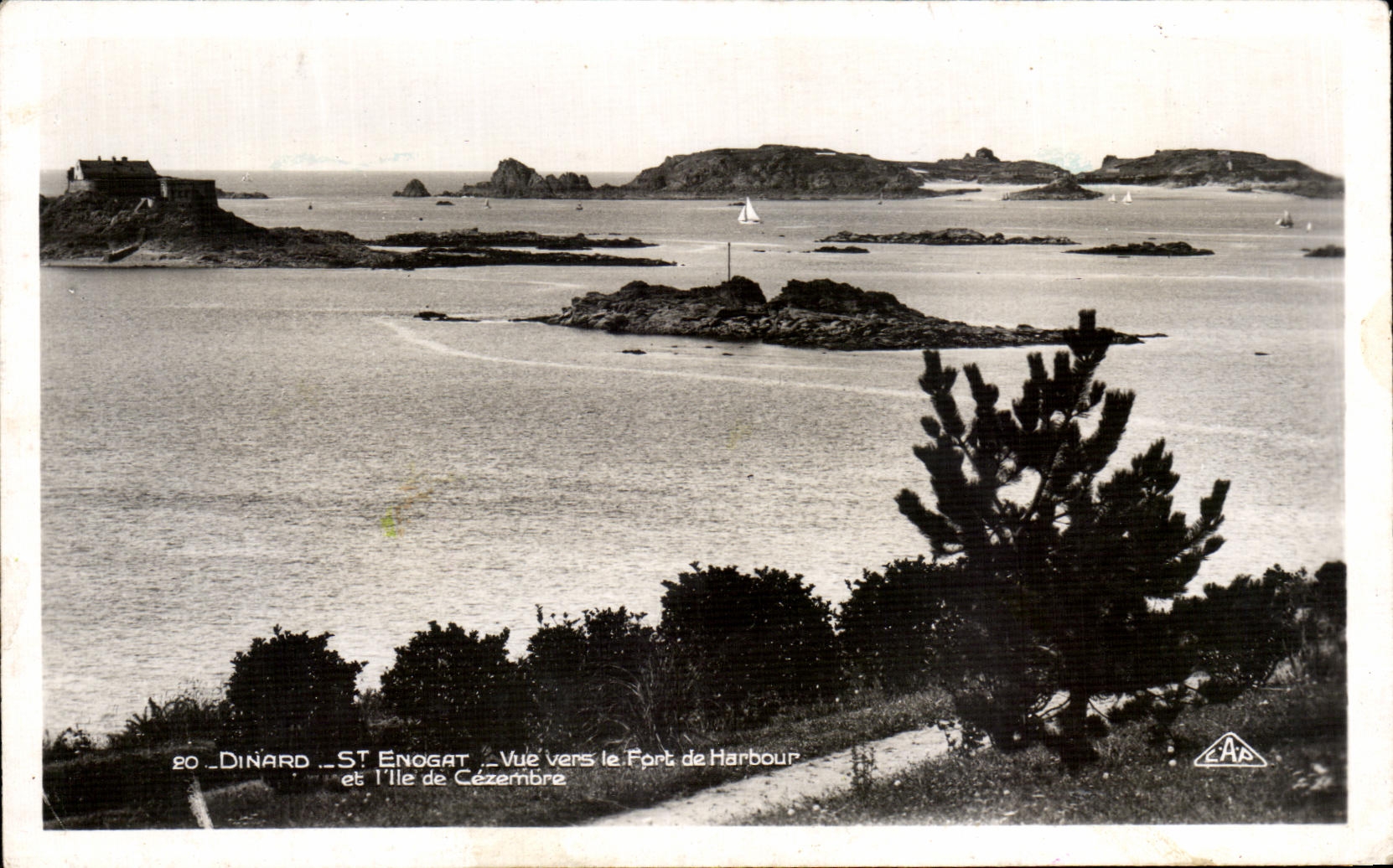 CPA Dinard St Enogat Vue Vers le Fort de Harbour et I'Ile de Cezembre