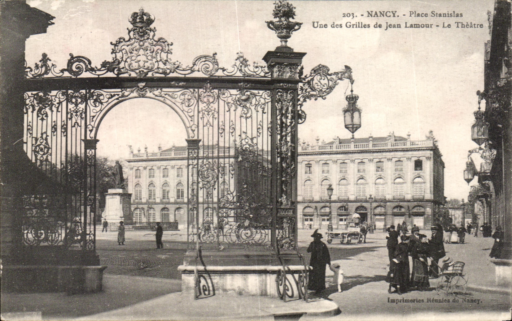 CPA Nancy Place Stanislas Une Des Grilles De Jean Lamour Le Theatre