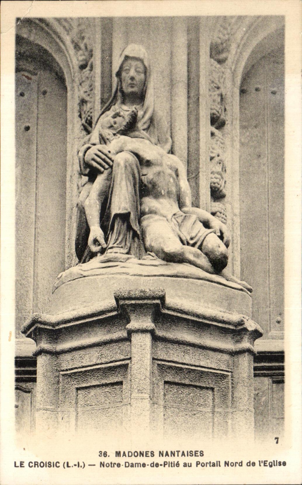 CPA Madones Nantaises Le Croisic Notre Dame de Pitie au Portail Nord de l'Eglise