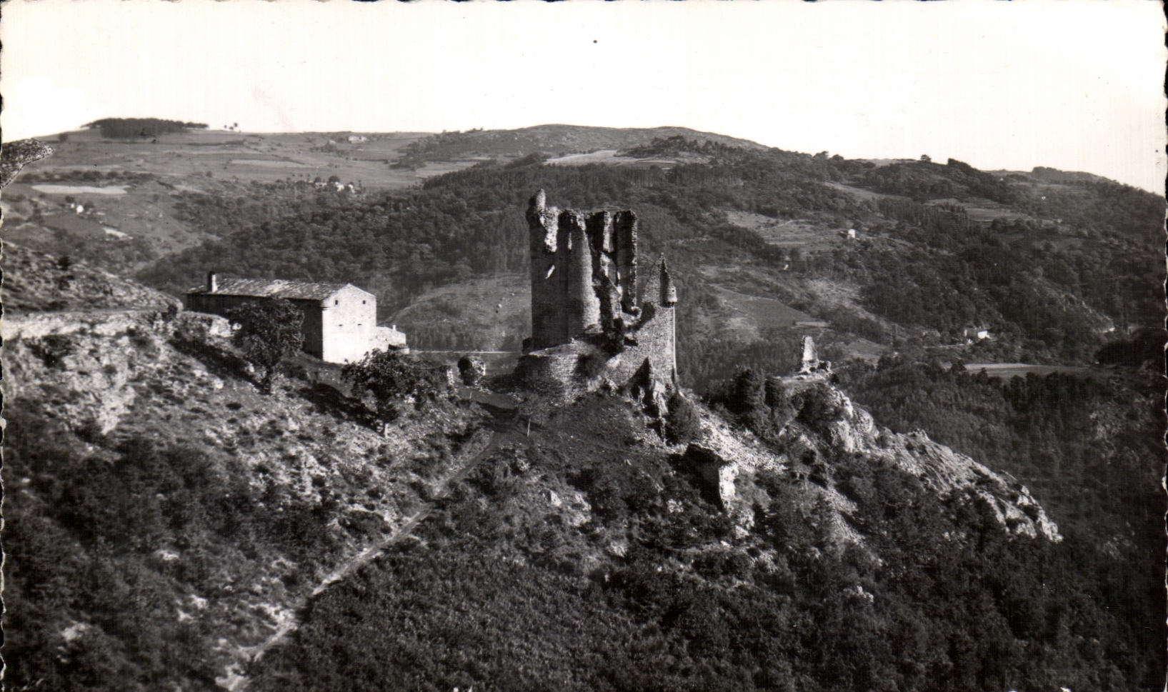 CPA Environs de Vernoux La Tourette Ruines du Vieux Chateau Feodal et la Ferme