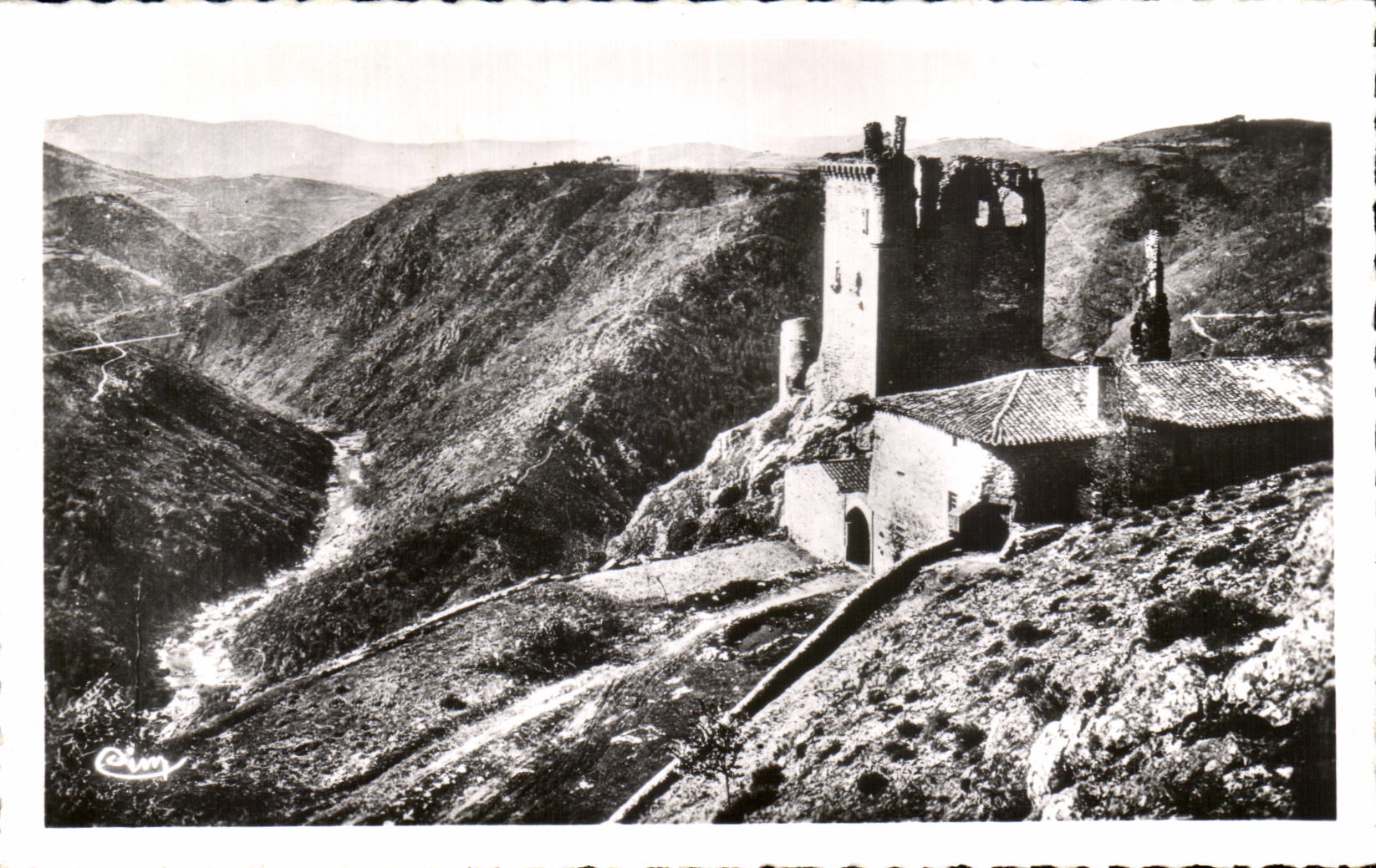CPA Environs de Vernoux La Tourette Ruines du Vieux Chateau Feodal et la Ferme