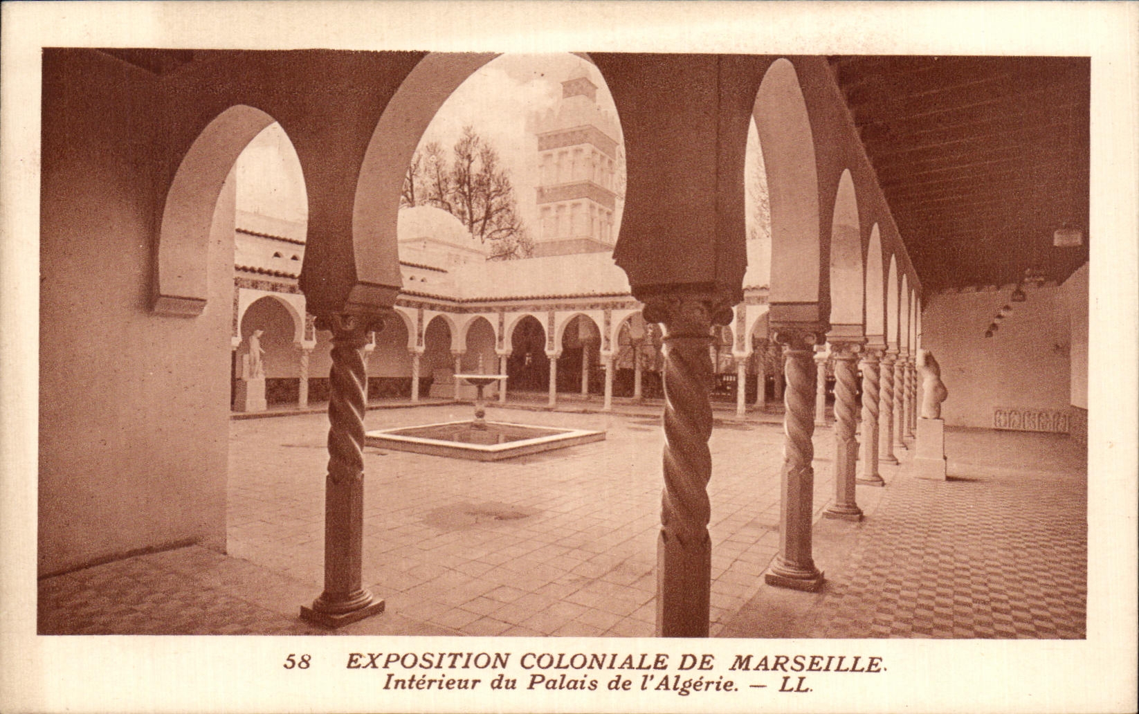 CPA Exposition Coloniale de Marseille Interieur du Palais de l'Algerie