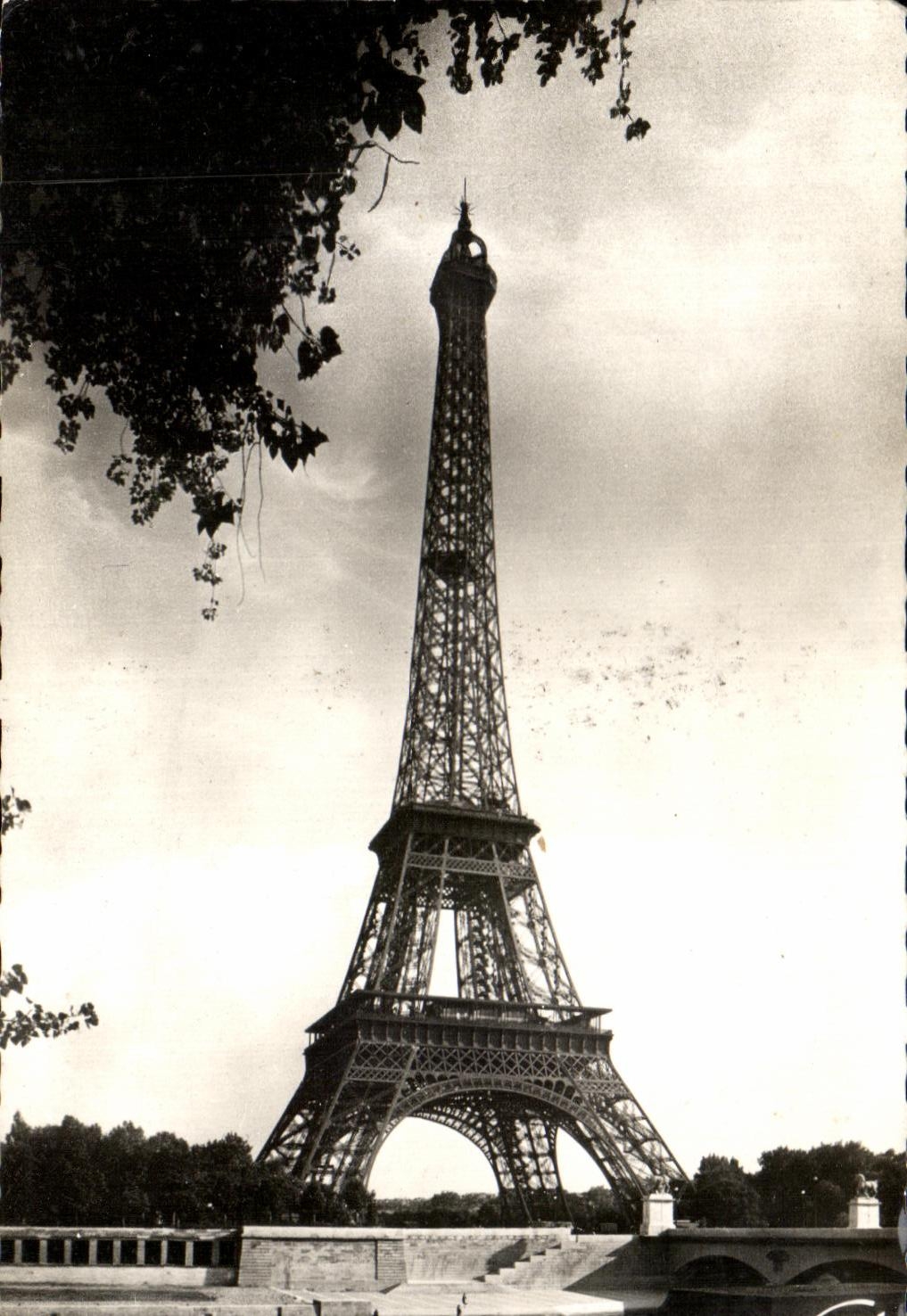 CPA Paris Et Ses Merveillles La tour Eiffel Vue de l'Avenue de Tokio
