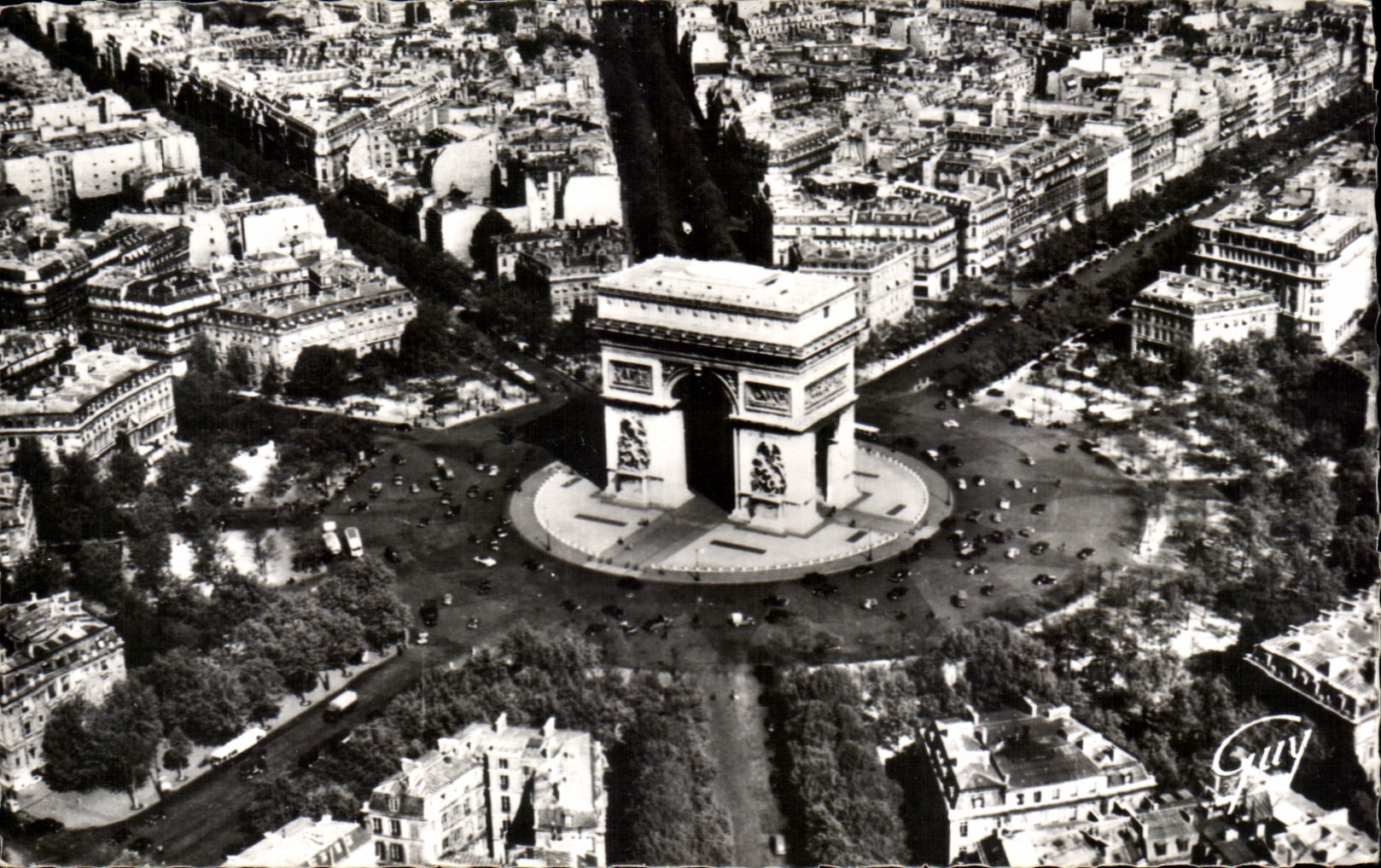 CPA En Avion Sur Paris La Place et L'arc de Triomphe de l'Etoile A Droite l'avesue des Champs Elysees