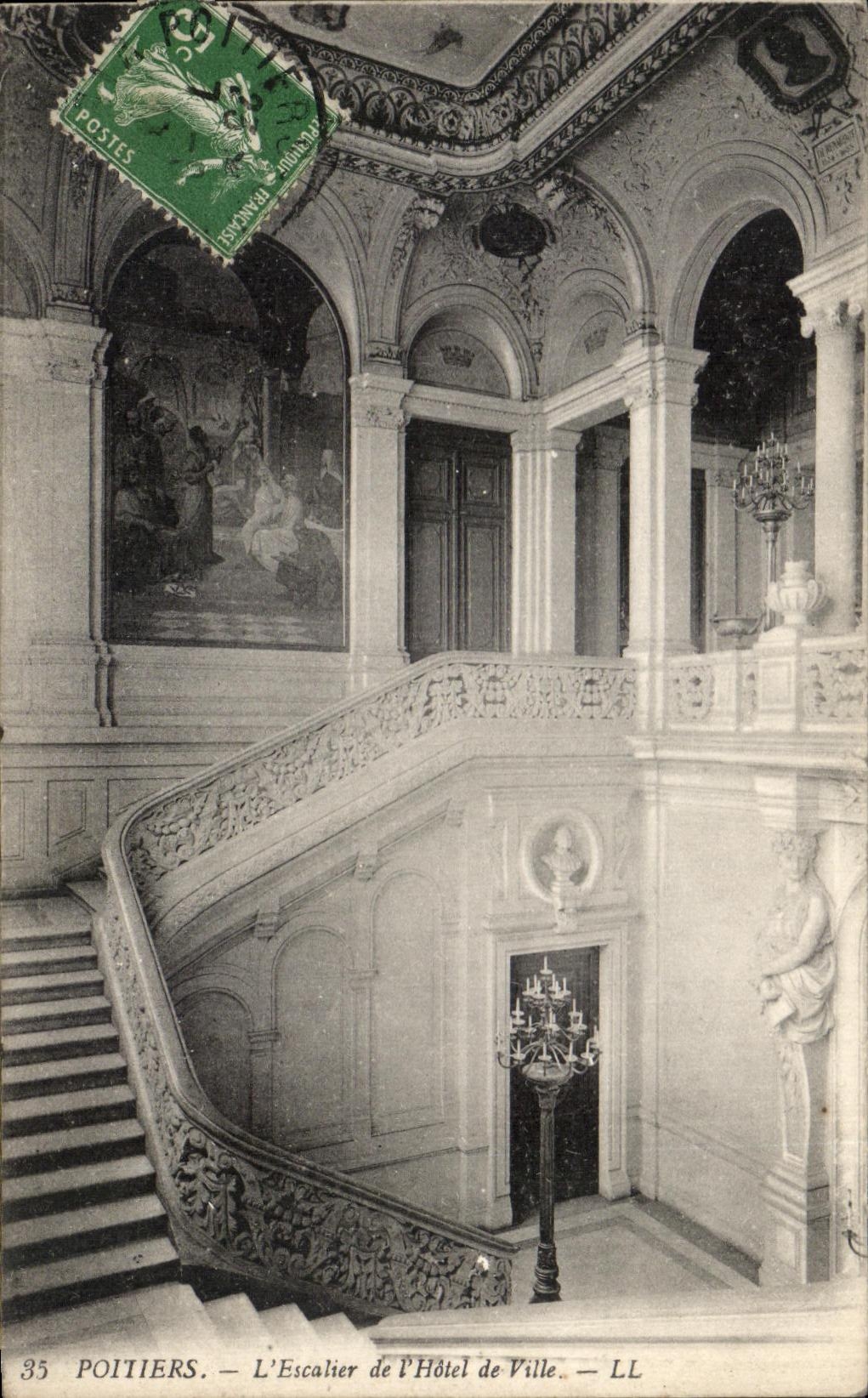 CPA Poitiers L'Escalier De l'Hotel De Ville