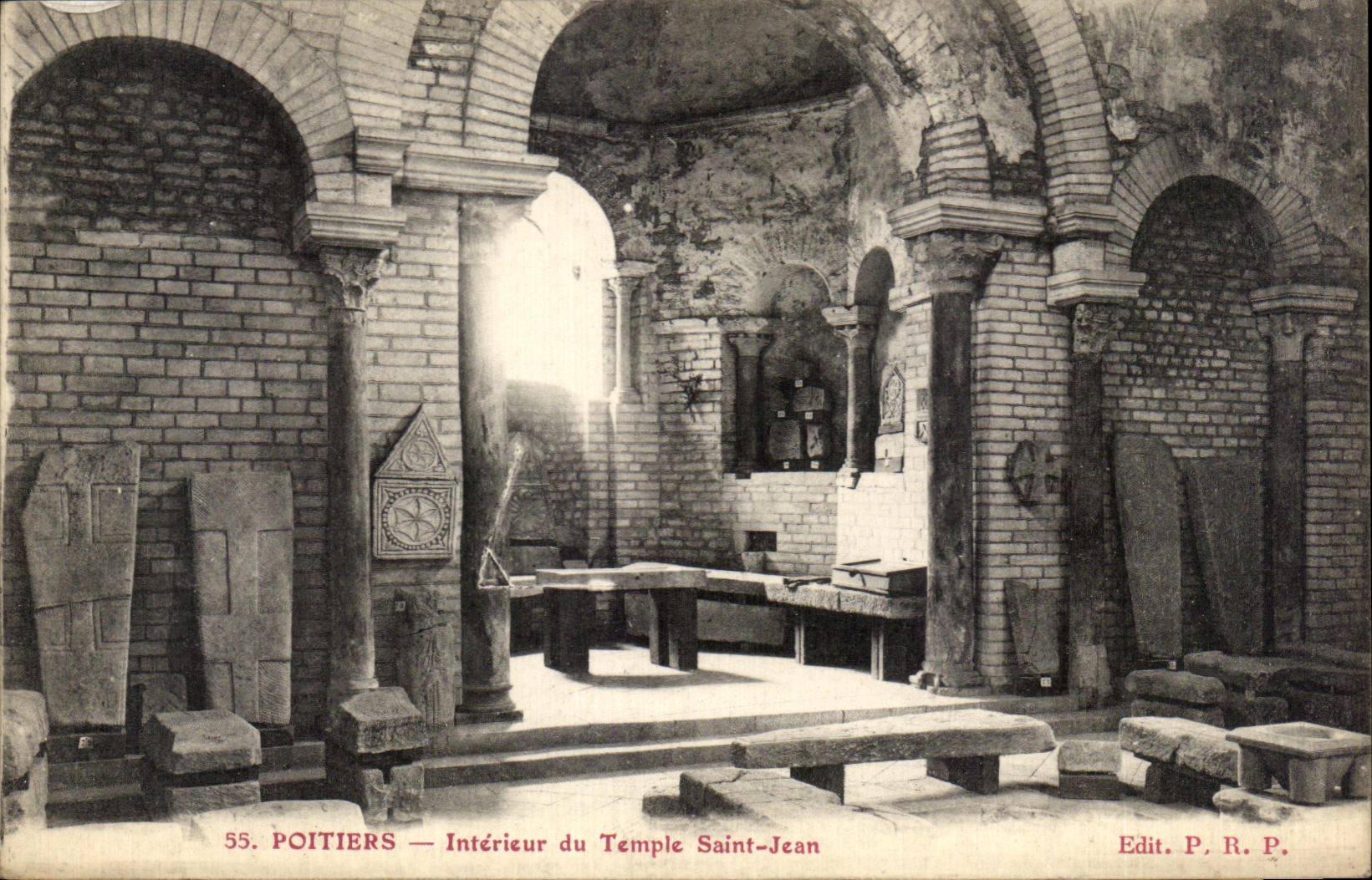 CPA Poitiers Interieur Du Temple Saint Jean