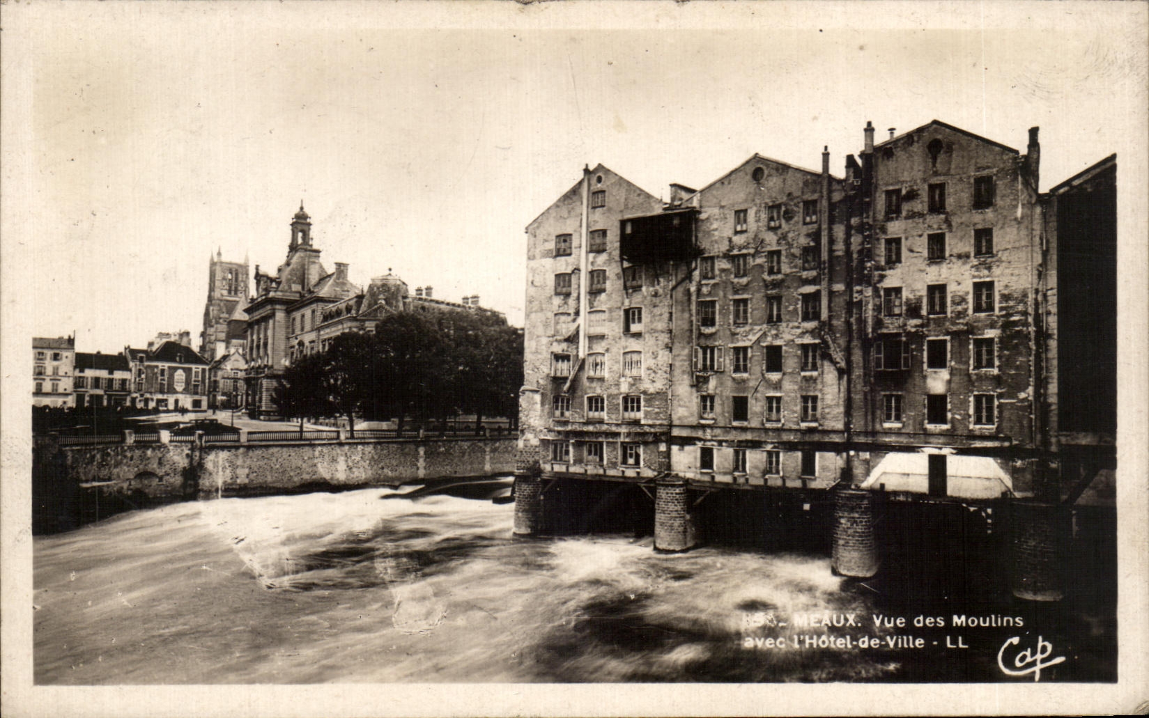 CPA Meaux Vue Des Mouins avec L'Hotel De Ville