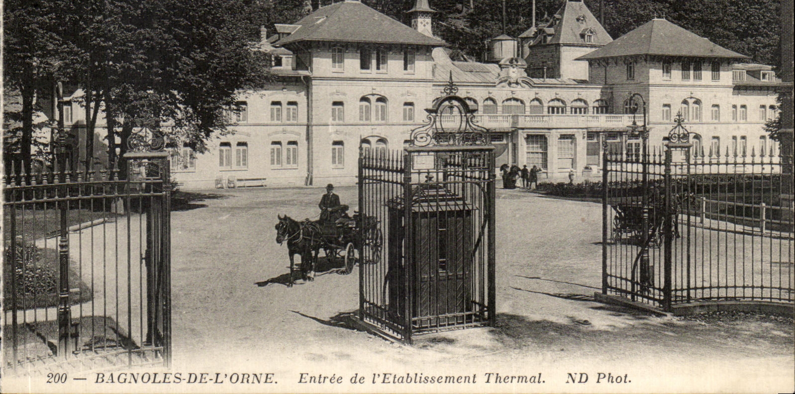 CPA Bagnoles De L'Orne Entree De l'Etablissement Thermal