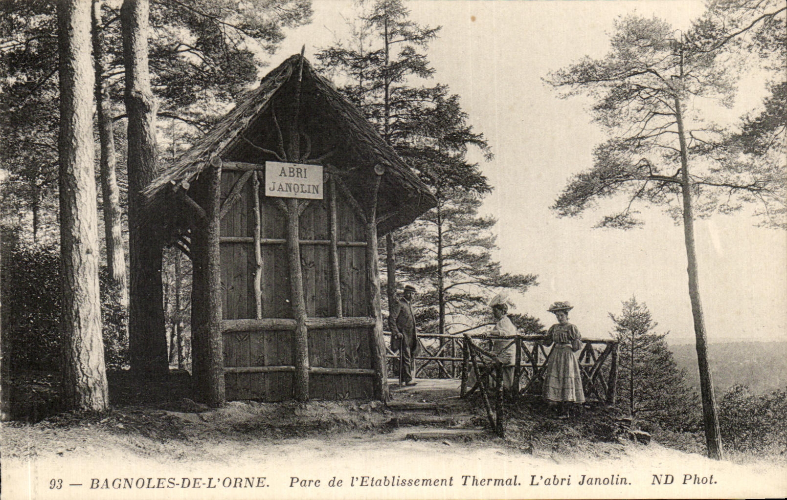 CPA Bagnoles De L'Orne Parc De l'Etablissement Thermal L'Abri Janolin