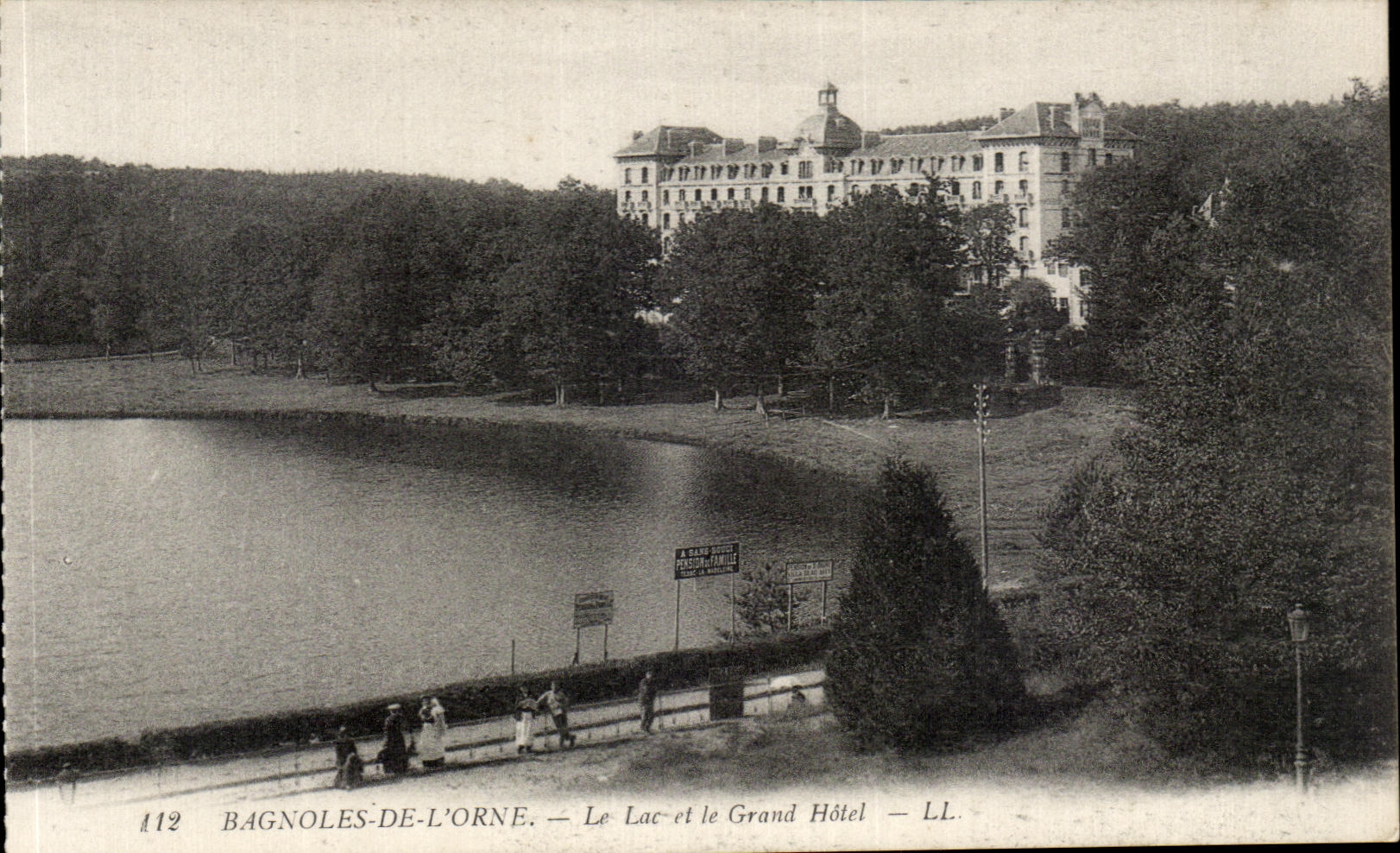 CPA Bagnoles De L'Orne Le Lac Et Le Grand Hotel