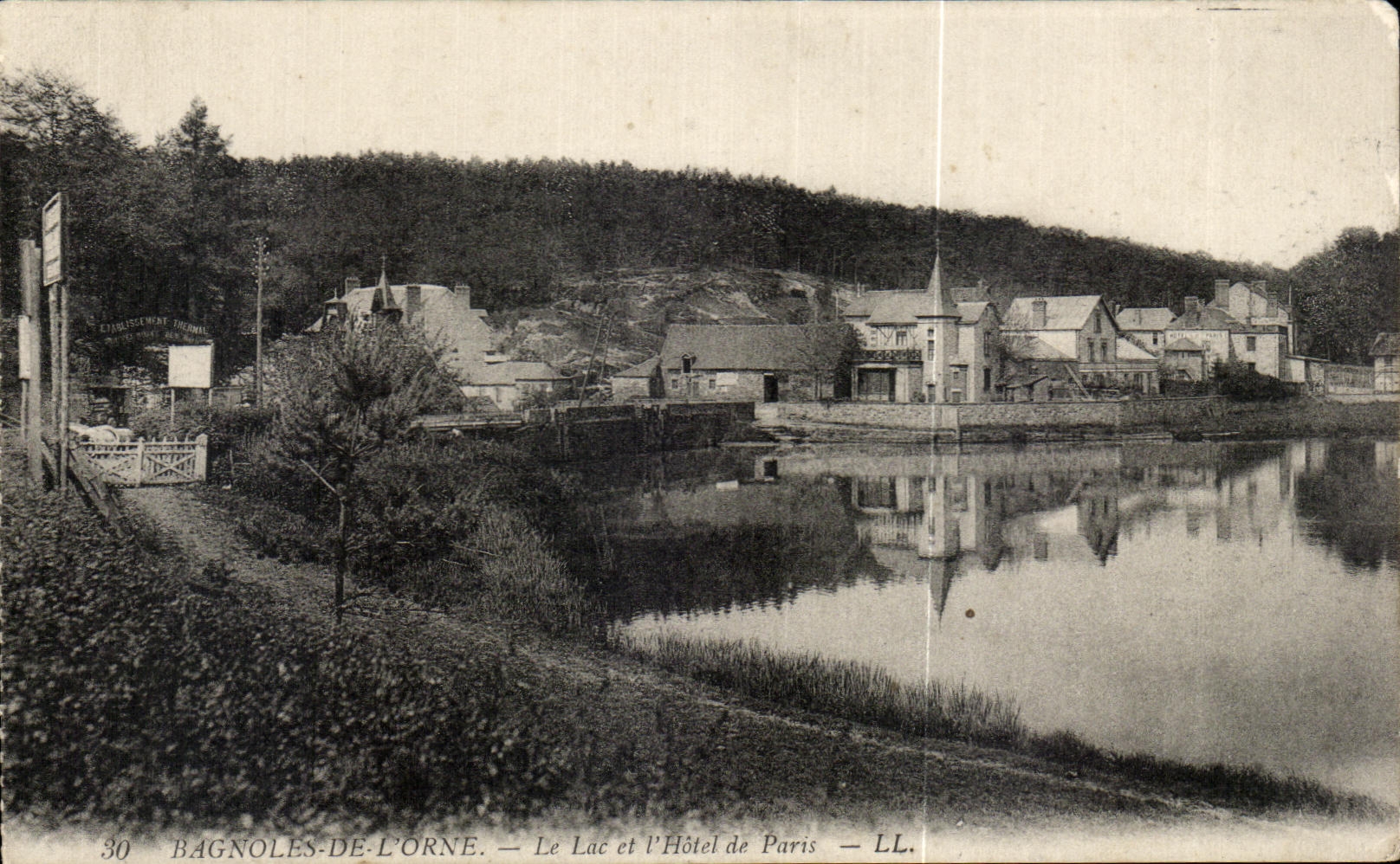 CPA Bagnoles De L'Orne Le Lac et I'Hotel de Paris