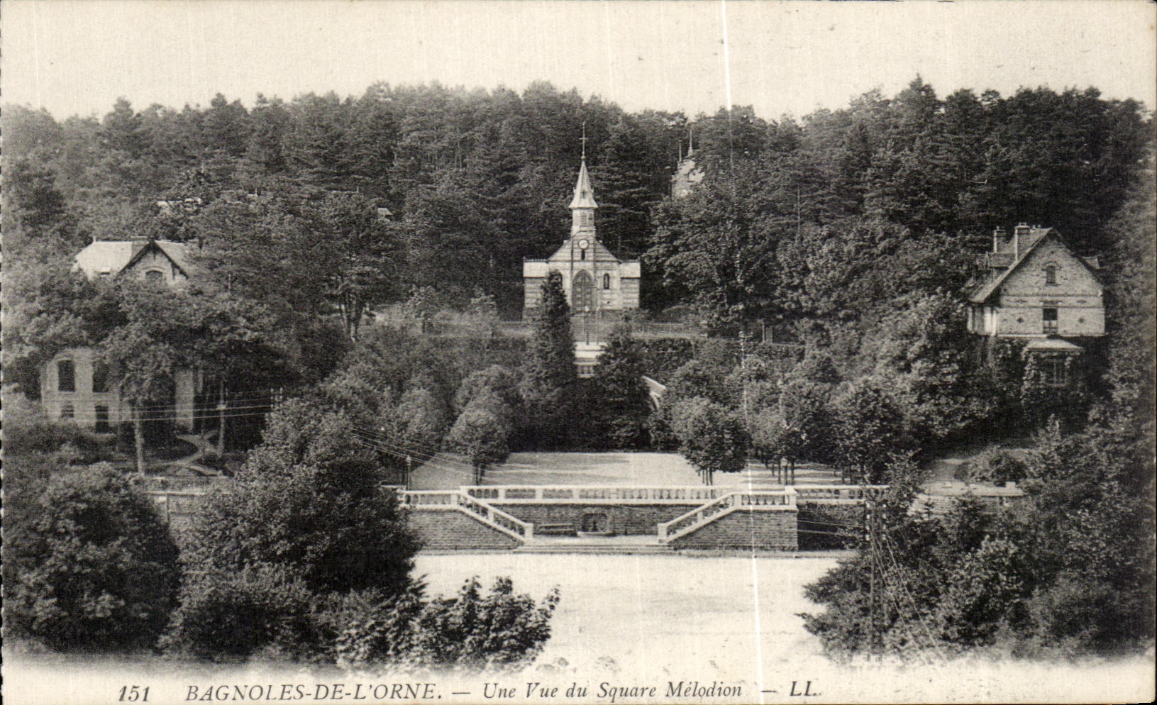 CPA Bagnoles De L'Orne Une Vue du Square Melodion