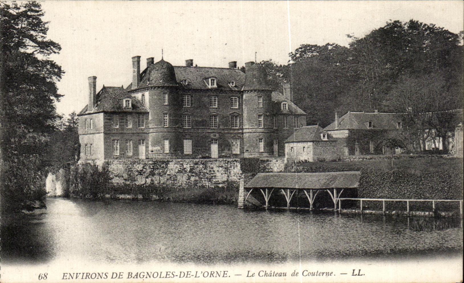 CPA Bagnoles De L'Orne Le Chateau de Couterne