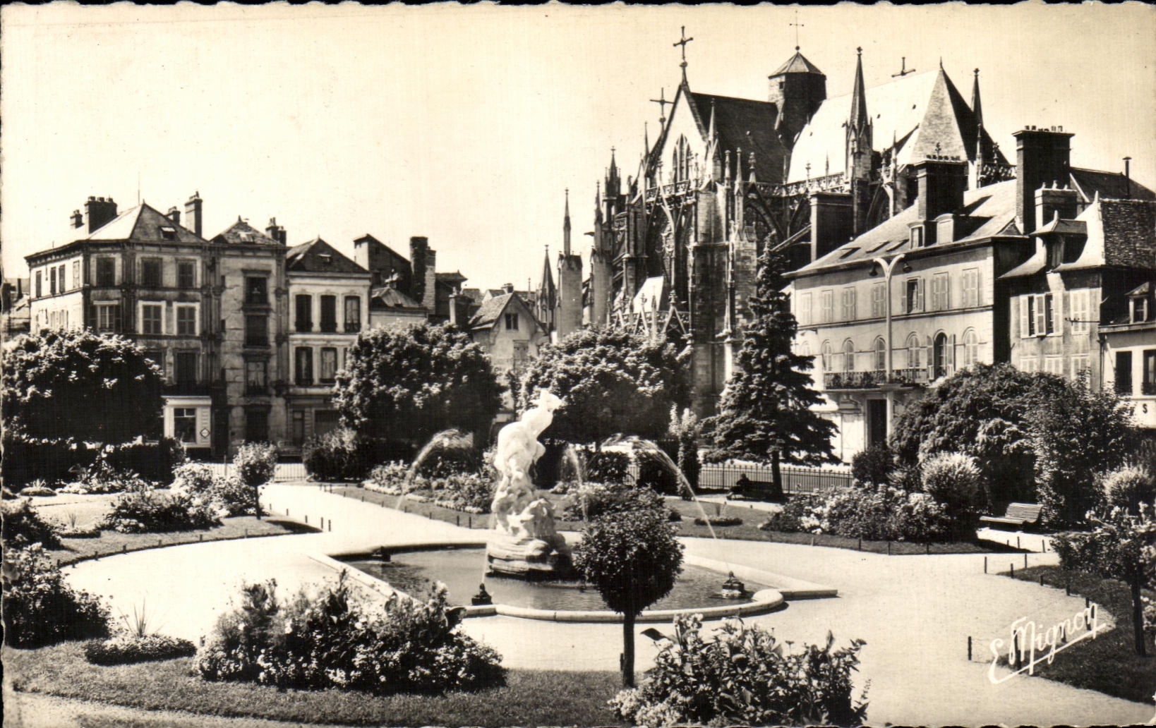 CPA Troyes Jardin De La Prefecture Avec Le Rapt Groupe En Marbre Du