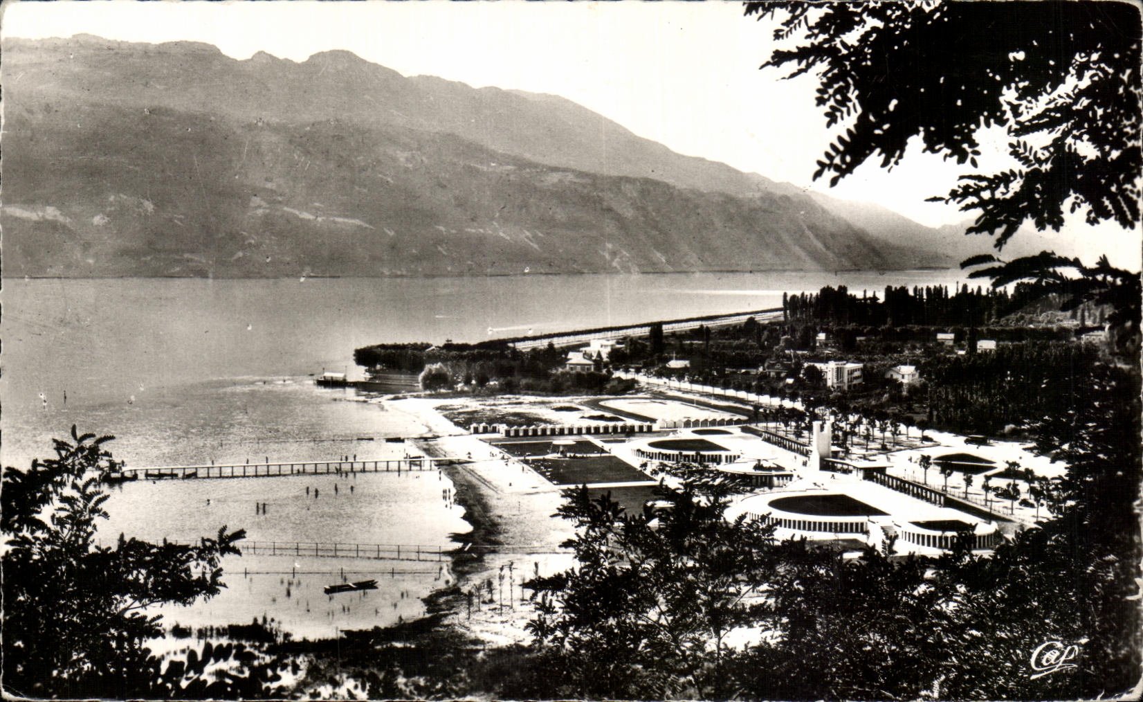 CPA Aix Les Bains Vue Generale De La Plage Et Le Lac Du Bourget