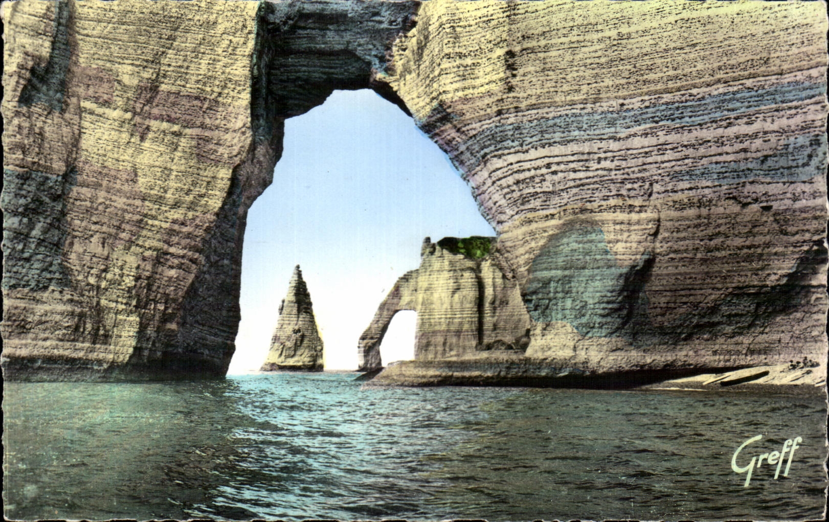 CPA En Normandie Etretat La Manneporte la Porte d'Aval et I'Aiguille vues de la Haute Mer