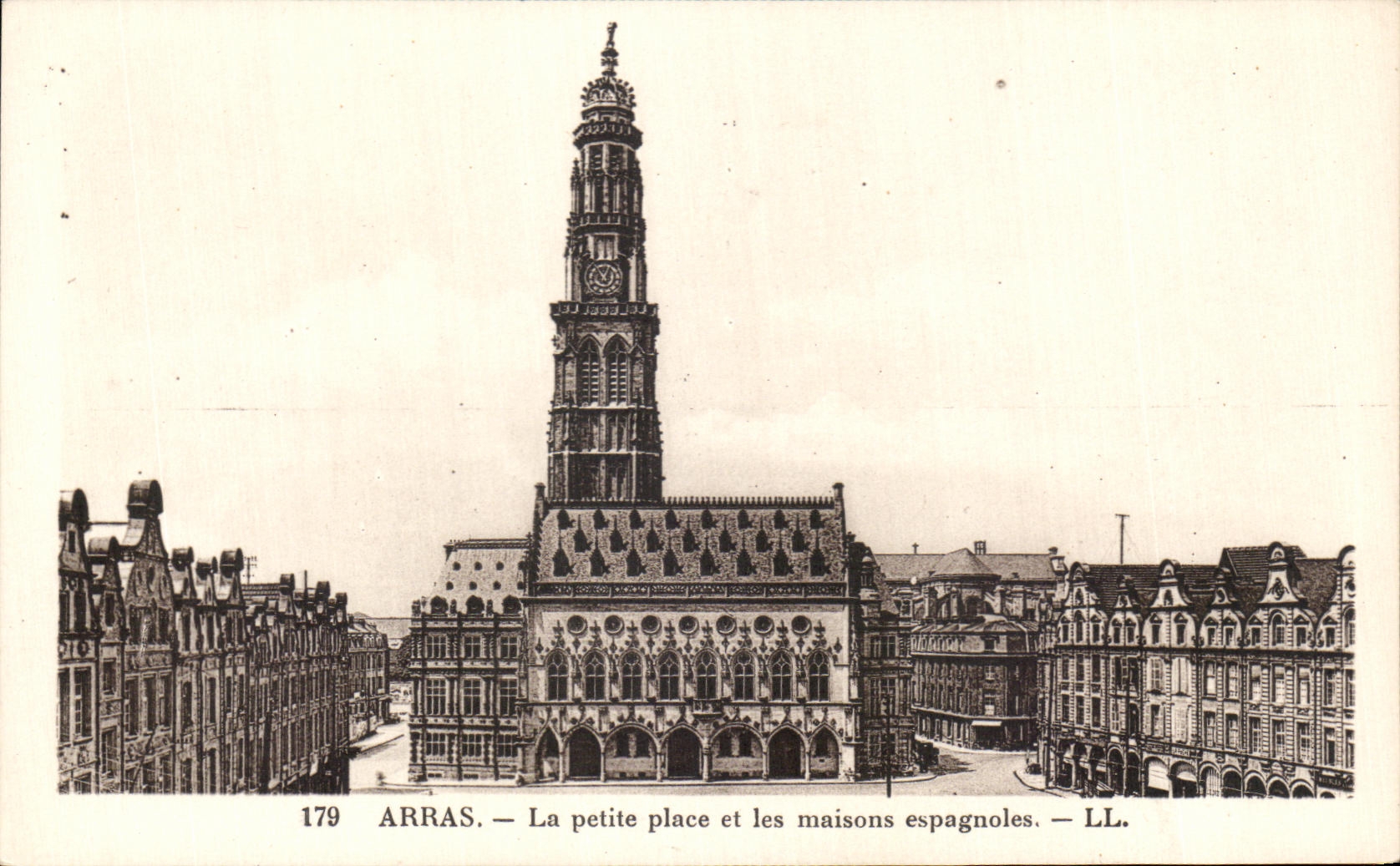 CPA Arras La Petite Place et les maison espagnoles