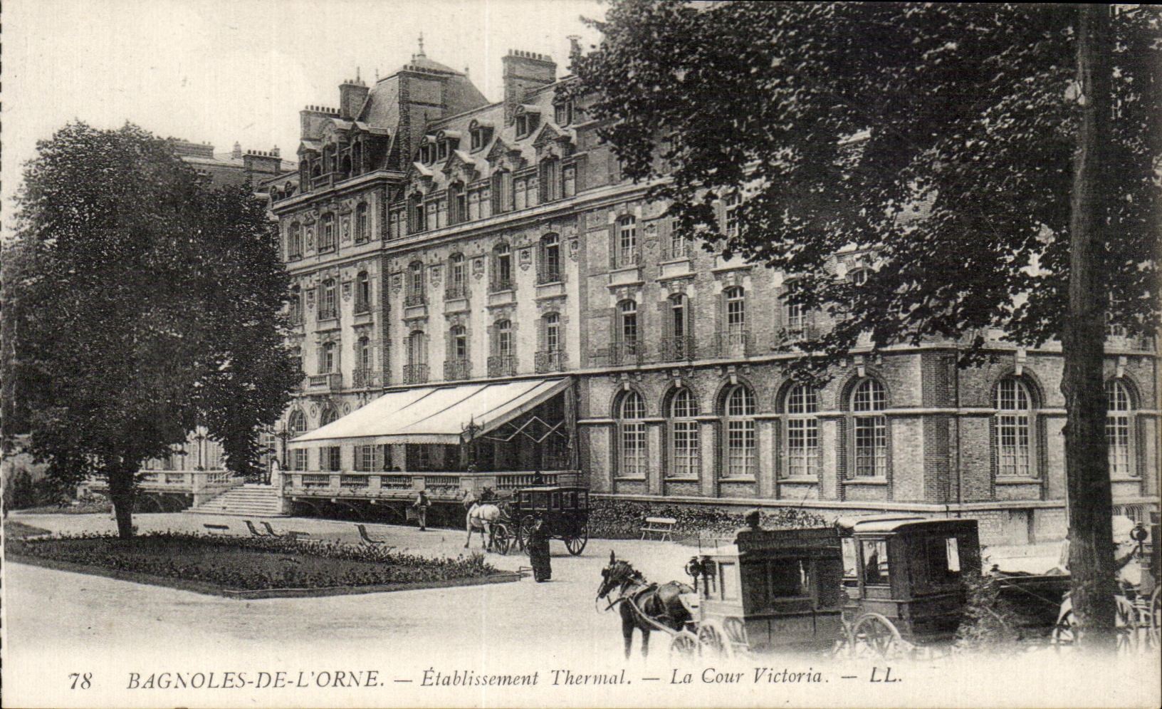 CPA Bagnoles De L'orne Etablissement Thermal La Cour Victoria