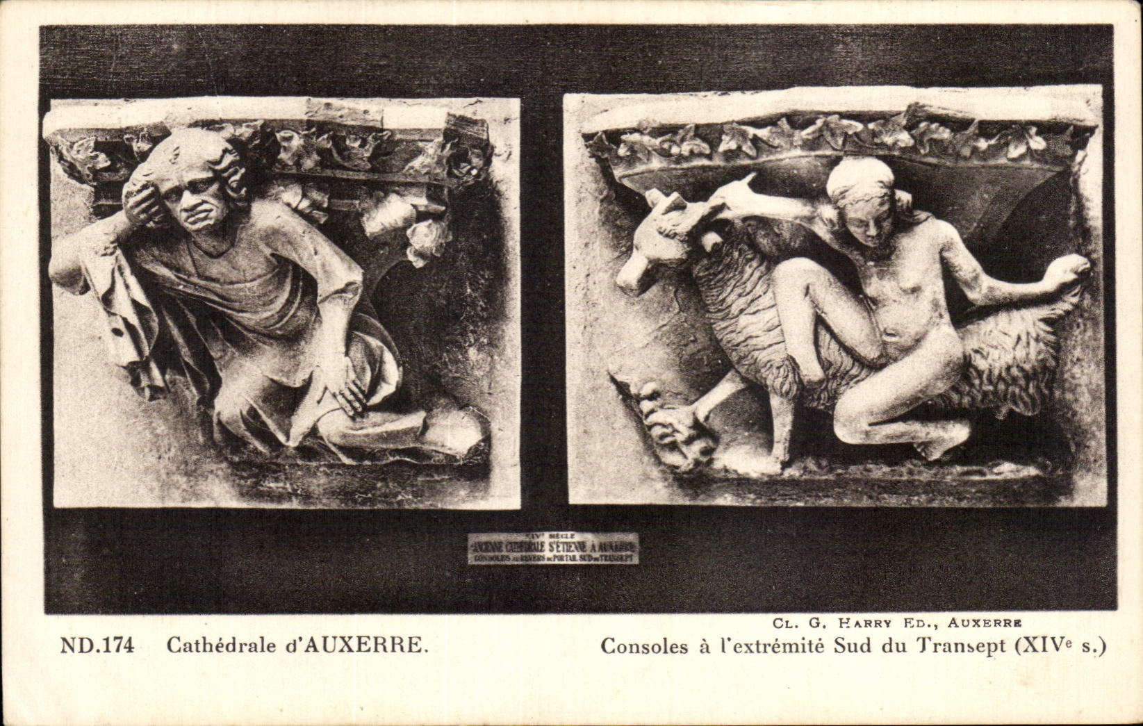 CPA Cathedrale D'Auxerre consoles a l'Extremite Sud du Transept