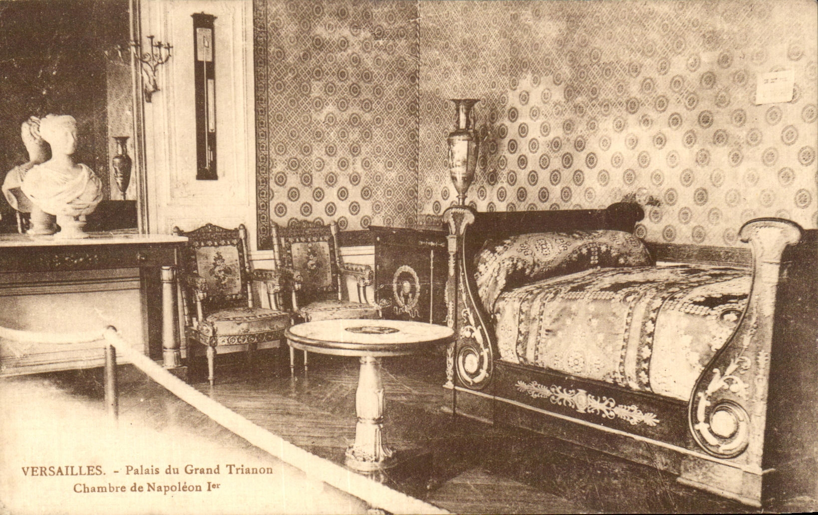 CPA Versailles Palais du Grand Trianon Chambre de Napoleon 1er