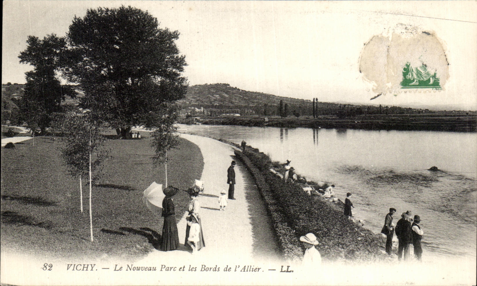 CPA Vichy Le Nouveau Parc et les Bords de I'Allier