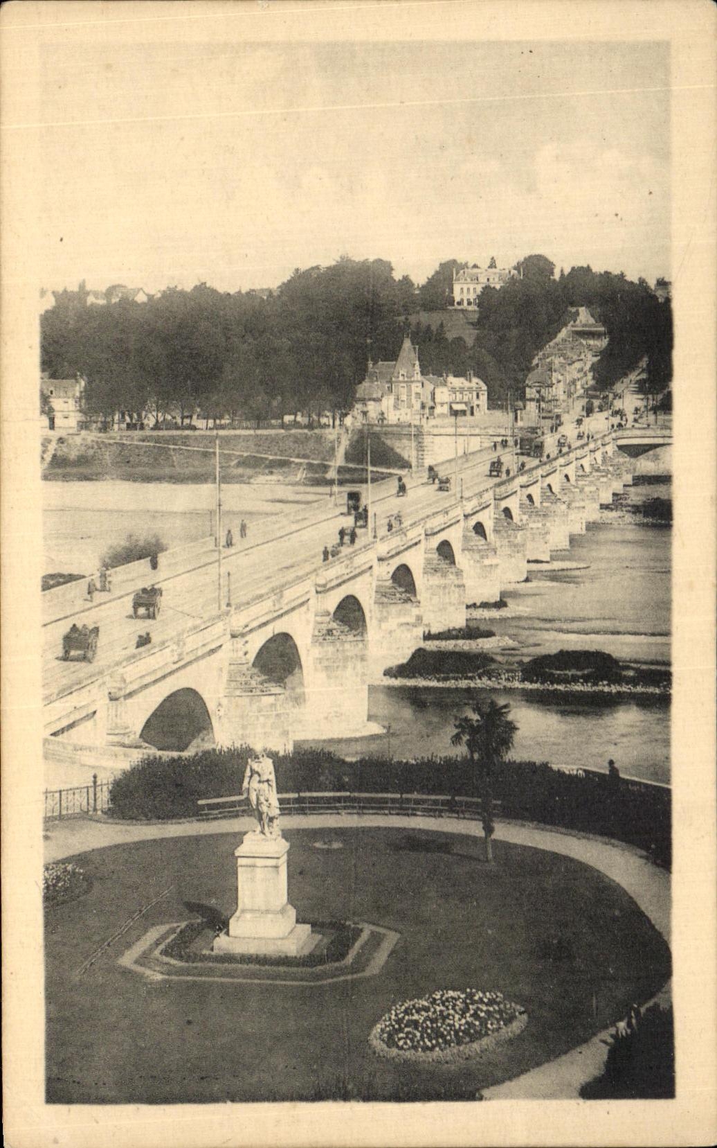CPA Tours Le Pont de pierre et la Loire La Tranchee Le Jardin et la Statue de Descartes