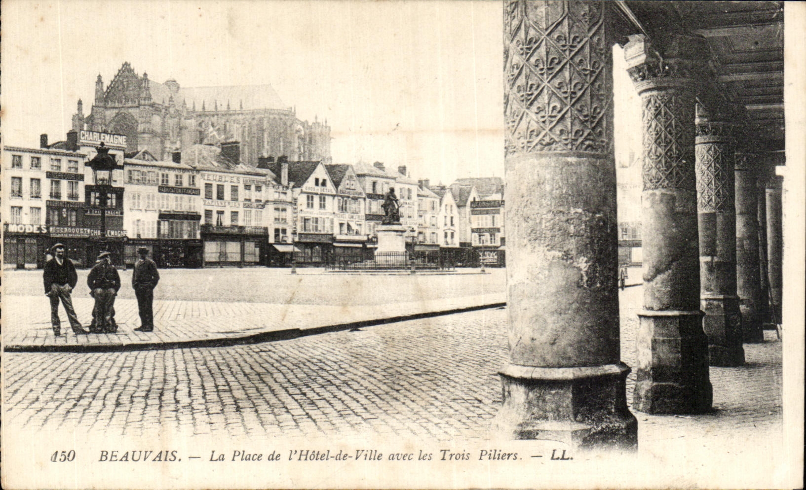 CPA Beauvais La Place de I'Hotel de Ville avec les Trois Piliers