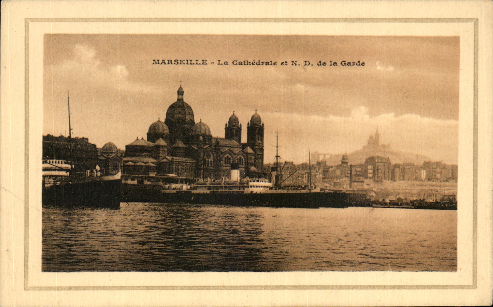 CPA Marseille La Cathedrale et de la Garde Bateau